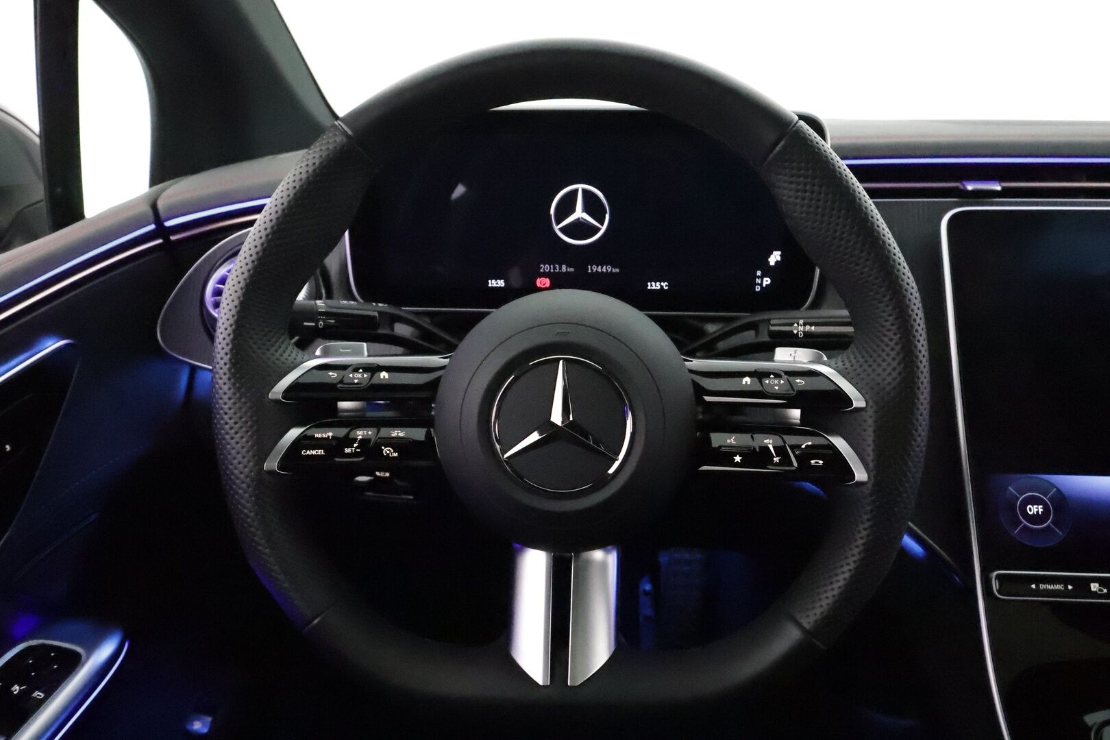 MERCEDES-BENZ EQE 2025 300 AMG **Distronic+ / P.kamera / Panorama / Muistipenkit / KeylessGo / Navi** - 2,99 % KORKOTARJOUS TÄHÄN AUTOON 28.9. ASTI! - 2x Laturit / Pienet kilometrit / Upea