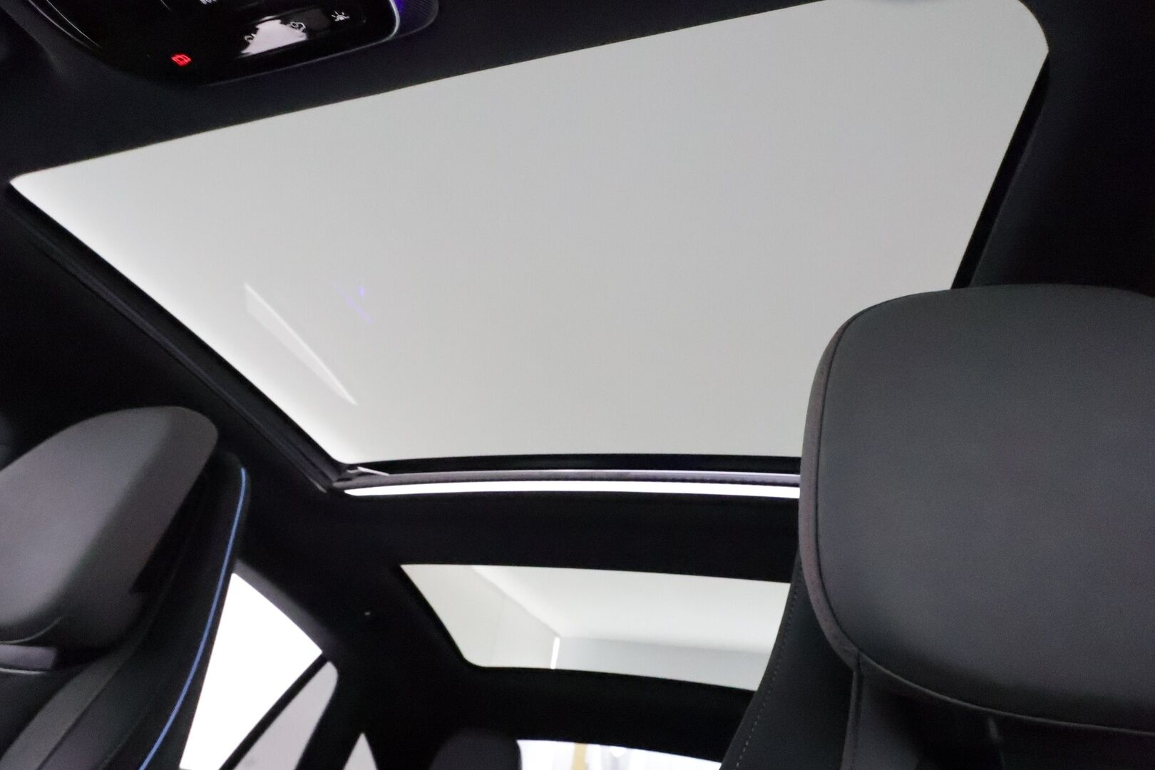 MERCEDES-BENZ EQE 2025 300 AMG *Distronic+ / P.kamera / Panorama / Muistipenkit / KeylessGo / Navi* - MY25 / Advanced+ / ALV / AMG / Puhdas Vertical