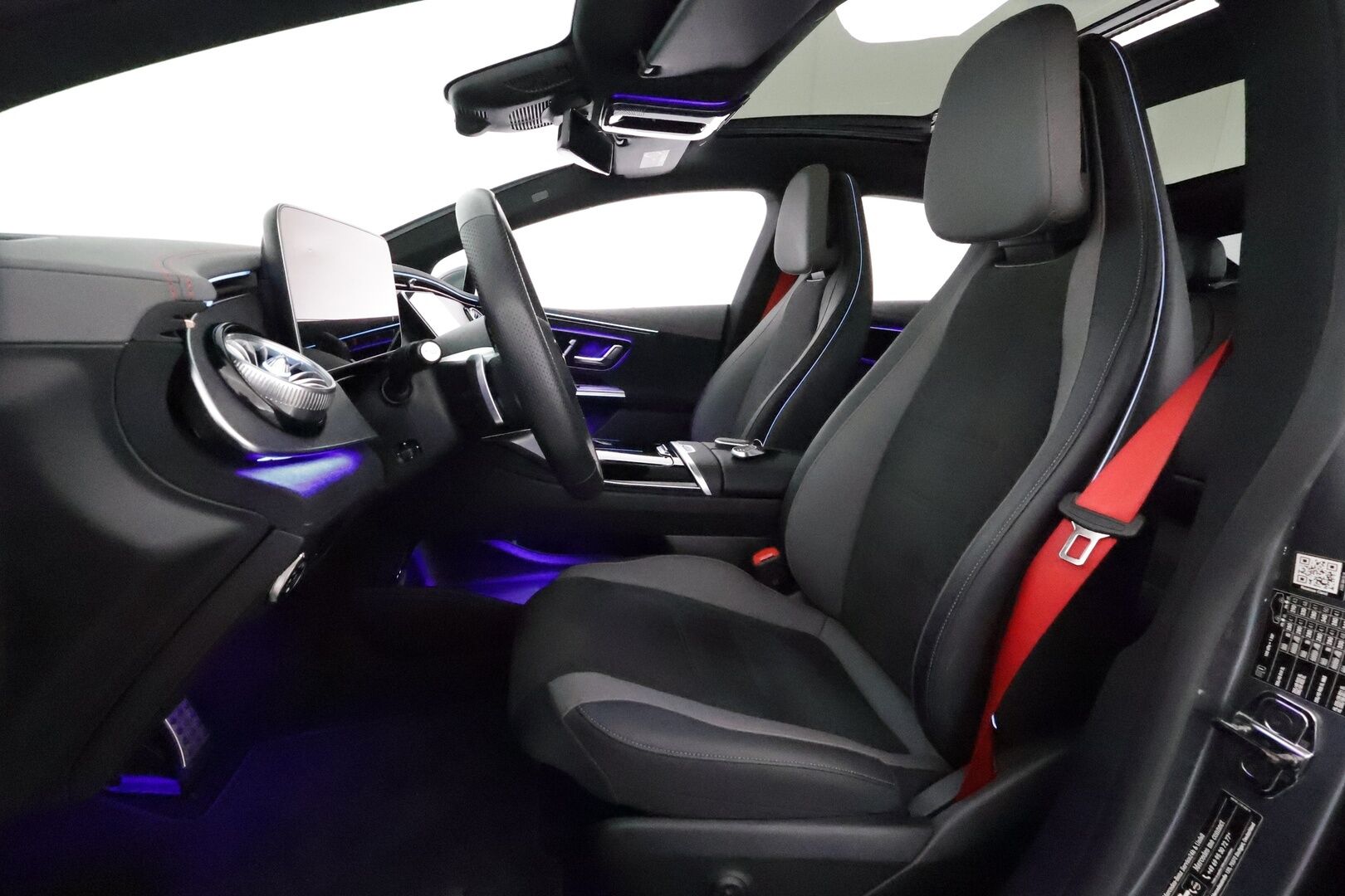 MERCEDES-BENZ EQE 2025 300 AMG **Distronic+ / P.kamera / Panorama / Muistipenkit / KeylessGo / Navi** - 2,99 % KORKOTARJOUS TÄHÄN AUTOON 28.9. ASTI! - 2x Laturit / Pienet kilometrit / Upea