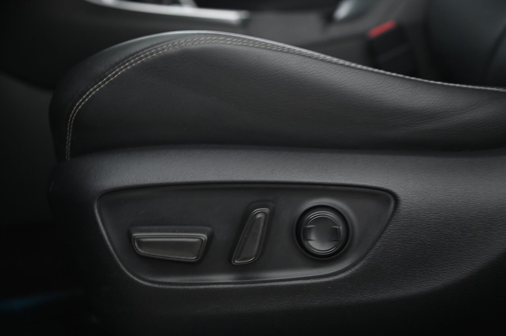Toyota RAV4 2020 2,5 Hybrid AWD-i Executive - ACC | BLIS | Nahkapenkit Muistilla | P.Kamera | Vetokoukku | Lämmitettävä ratti | 2x Renkaat&Alumiinivanteet