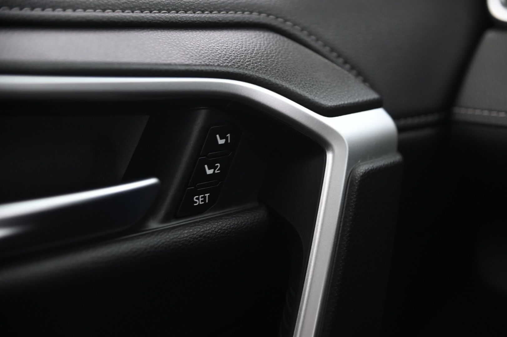 Toyota RAV4 2020 2,5 Hybrid AWD-i Executive - ACC | BLIS | Nahkapenkit Muistilla | P.Kamera | Vetokoukku | Lämmitettävä ratti | 2x Renkaat&Alumiinivanteet