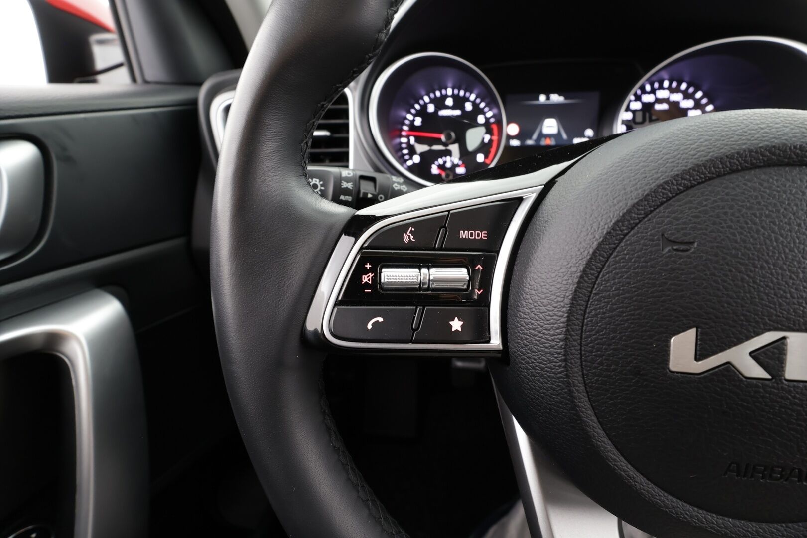 Kia Ceed 2025 1,0 T-GDI 100hv LX SW *Kamera / Navi / Vakionopeudensäädin / Apple&Android / Ratinlämmitys* - 1-Omisteinen / Tehdastakuut / Kahdet renkaat / Suomi-auto - HULLUT JOULUT KORKOTARJOUS 2,49% 