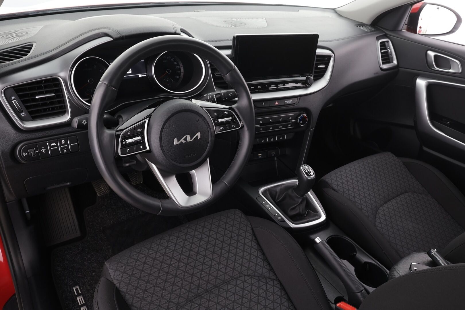 Kia Ceed 2025 1,0 T-GDI 100hv LX SW *Kamera / Navi / Vakionopeudensäädin / Apple&Android / Ratinlämmitys* - 1-Omisteinen / Tehdastakuut / Kahdet renkaat / Suomi-auto - HULLUT JOULUT KORKOTARJOUS 2,49% 