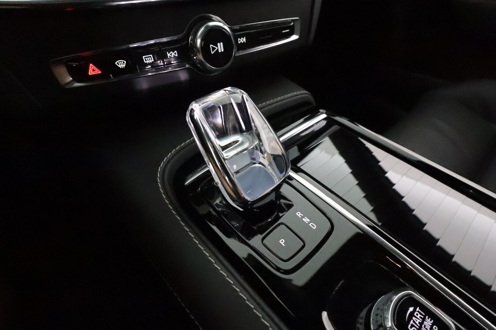 Volvo V90 2023 T6 AWD Long Range Plus Dark Edition **Adapt.vakkari / H&K / Muistipenkit / Panorama / Koukku / 360.kamera / Sporttinahat / KeylessGo** - 3,99 % KORKOTARJOUS TÄHÄN AUTOON - Akku kuntotarkastettu / Facelift / BLIS / Hieno!