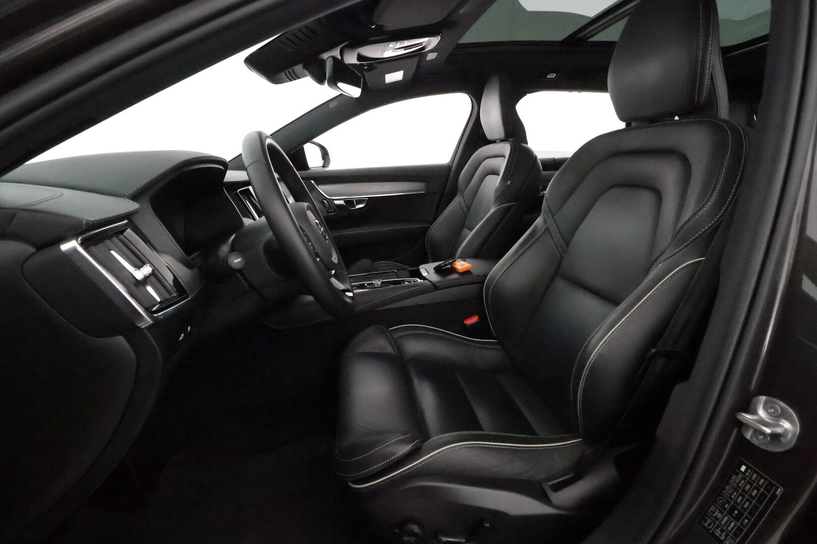 Volvo V90 2023 T6 AWD Long Range Plus Dark Edition **Adapt.vakkari / H&K / Muistipenkit / Panorama / Koukku / 360.kamera / Sporttinahat / KeylessGo** - 3,99 % KORKOTARJOUS TÄHÄN AUTOON - Akku kuntotarkastettu / Facelift / BLIS / Hieno!