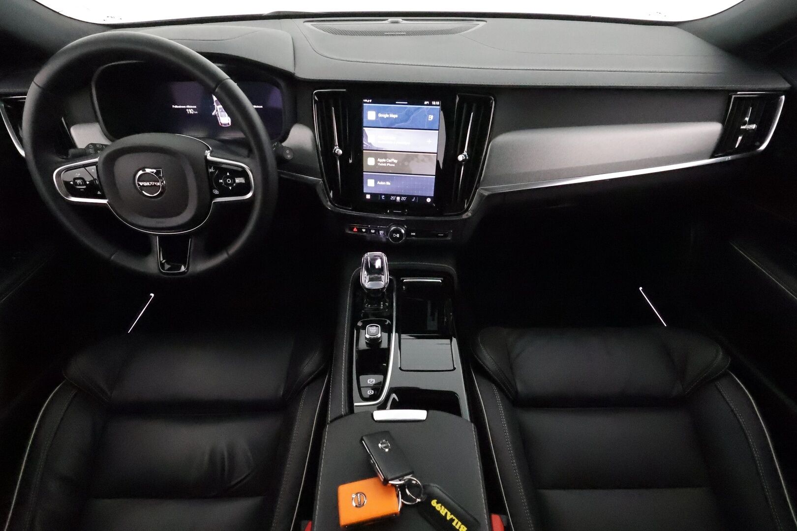 Volvo V90 2023 T6 AWD Long Range Plus Dark Edition **Adapt.vakkari / H&K / Muistipenkit / Panorama / Koukku / 360.kamera / Sporttinahat / KeylessGo** - 3,99 % KORKOTARJOUS TÄHÄN AUTOON - Akku kuntotarkastettu / Facelift / BLIS / Hieno!