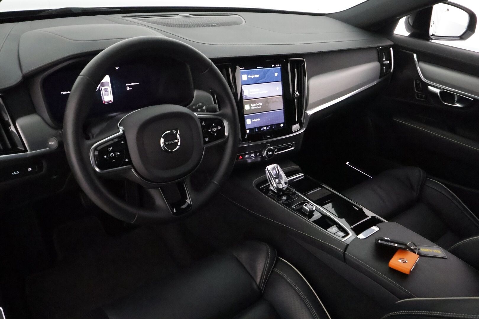 Volvo V90 2023 T6 AWD Long Range Plus Dark Edition **Adapt.vakkari / H&K / Muistipenkit / Panorama / Koukku / 360.kamera / Sporttinahat / KeylessGo** - 3,99 % KORKOTARJOUS TÄHÄN AUTOON - Akku kuntotarkastettu / Facelift / BLIS / Hieno!