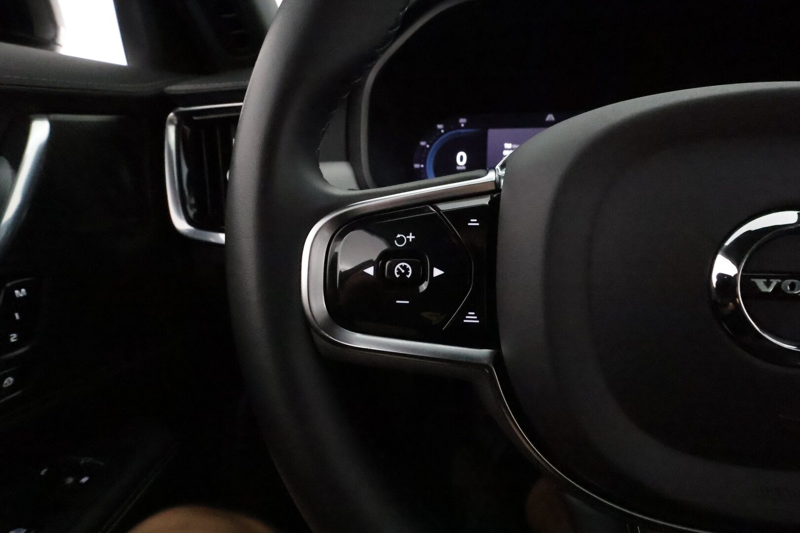 Volvo V90 2023 T6 AWD Long Range Plus Dark Edition **Adapt.vakkari / H&K / Muistipenkit / Panorama / Koukku / 360.kamera / Sporttinahat / KeylessGo** - 3,99 % KORKOTARJOUS TÄHÄN AUTOON - Akku kuntotarkastettu / Facelift / BLIS / Hieno!
