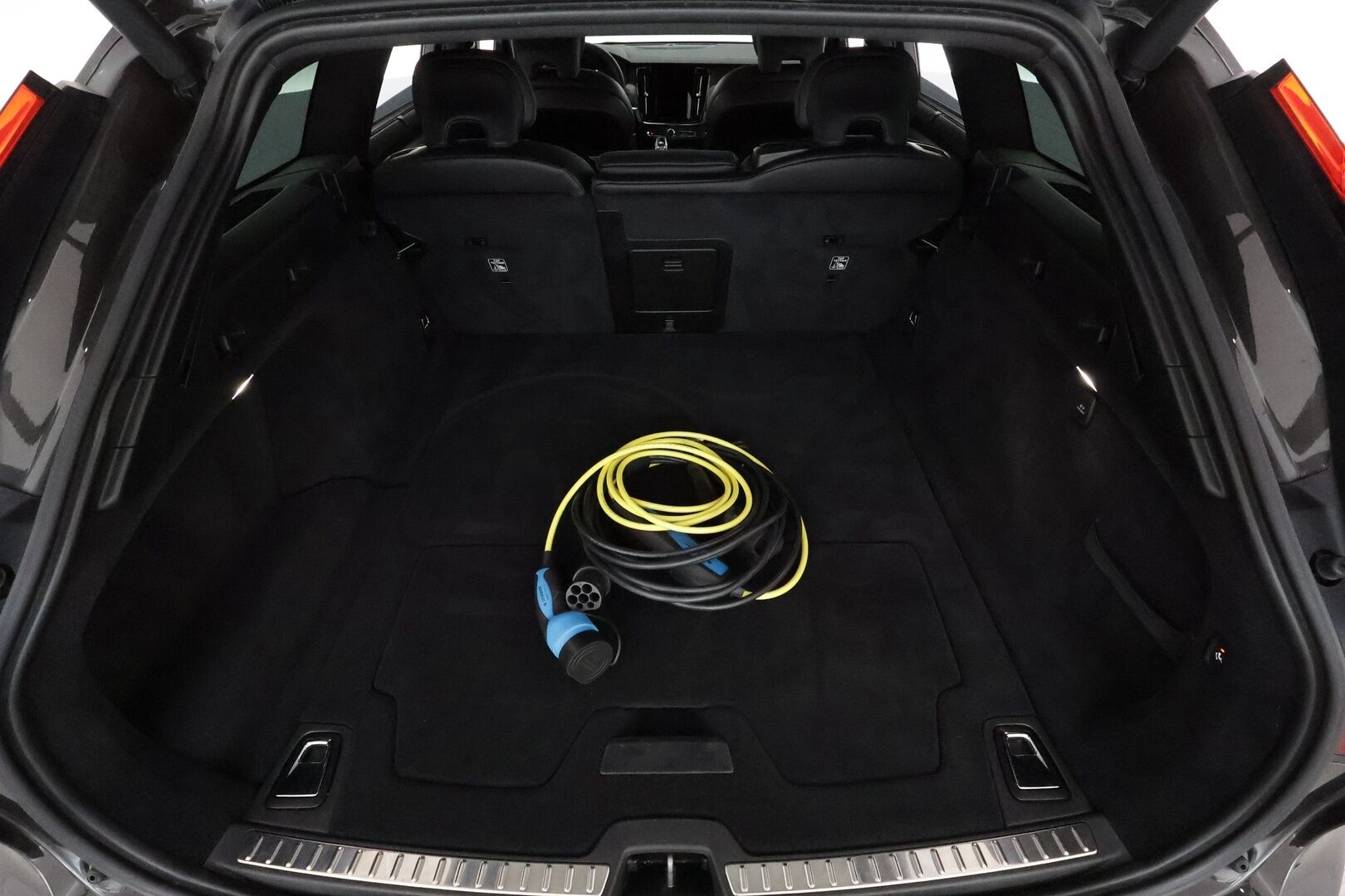Volvo V90 2023 T6 AWD Long Range Plus Dark Edition **Adapt.vakkari / H&K / Muistipenkit / Panorama / Koukku / 360.kamera / Sporttinahat / KeylessGo** - 3,99 % KORKOTARJOUS TÄHÄN AUTOON - Akku kuntotarkastettu / Facelift / BLIS / Hieno!