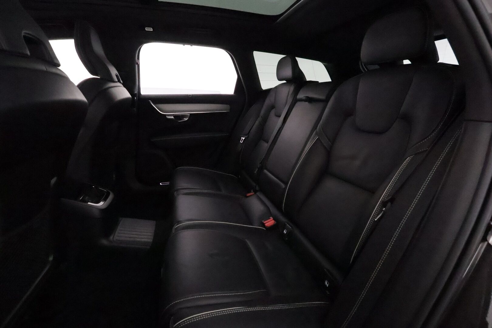 Volvo V90 2023 T6 AWD Long Range Plus Dark Edition **Adapt.vakkari / H&K / Muistipenkit / Panorama / Koukku / 360.kamera / Sporttinahat / KeylessGo** - 3,99 % KORKOTARJOUS TÄHÄN AUTOON - Akku kuntotarkastettu / Facelift / BLIS / Hieno!