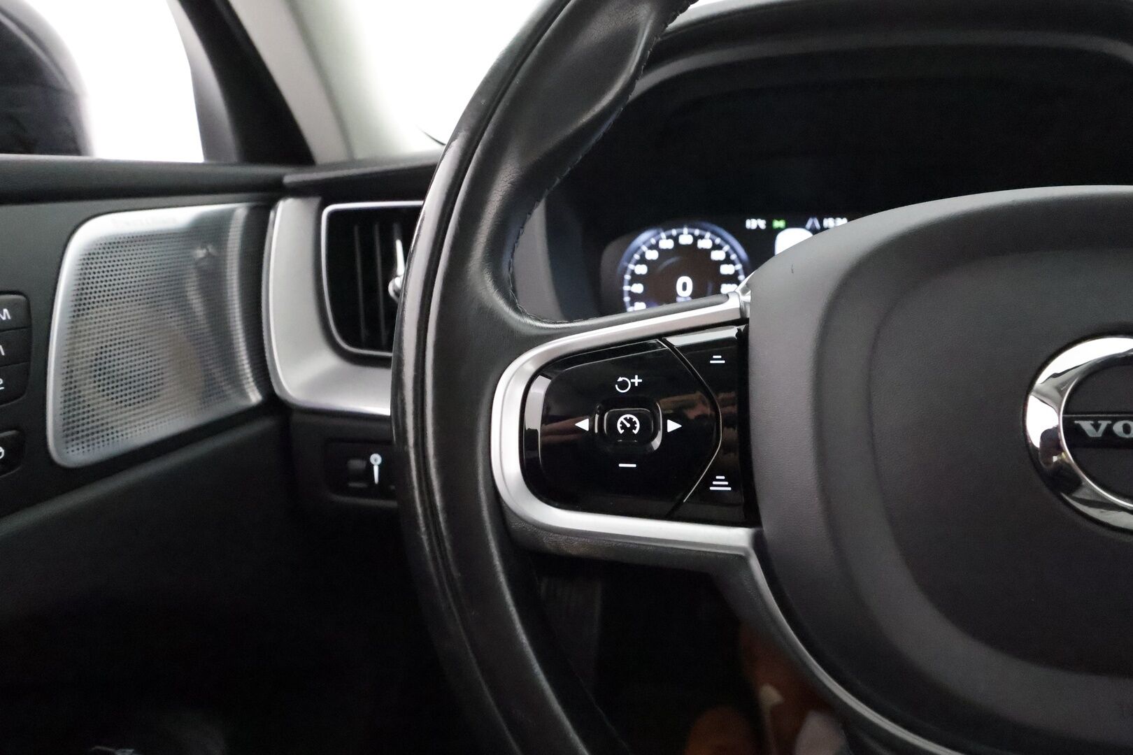 Volvo XC60 2020 T8 TwE AWD Business Inscription aut * Bowers&Wilkins / Ilma-alusta / Panorama / HUD / 360° Kamera / Adapt.Vakkari / Sporttipenkki Muistilla - 3,99 % KORKOTARJOUS TÄHÄN AUTOON - Suomi-Auto jäätävillä varusteilla!  Jakopää juuri tehty 5/25 / Full-LED / Webasto / Kaistavahti / KeylessGO / 2x Renkaat