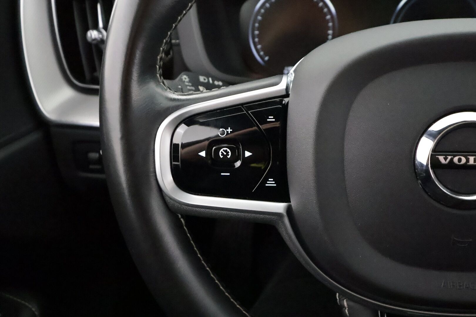Volvo XC60 2020 T8 TwE AWD R-Design aut - | ACC | Webasto | 360° | Panorama | Muistipenkki | BLIS | Pilot Assist | Keyless | Full-LED Active | Lämm. ratti | Merkkihuollettu | 2x renkaat aluin |