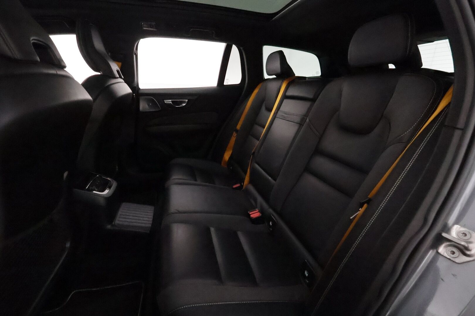 Volvo V60 2020 T8 TwE AWD Business Polestar aut **Panorama / Muistipenkki / Bowers&Wilkins / Webasto / Koukku / KeylessGo / P.kamera** - 3,99 % KORKOTARJOUS TÄHÄN AUTOON - Suomi-auto / Kahdet renkaat aluvanteilla