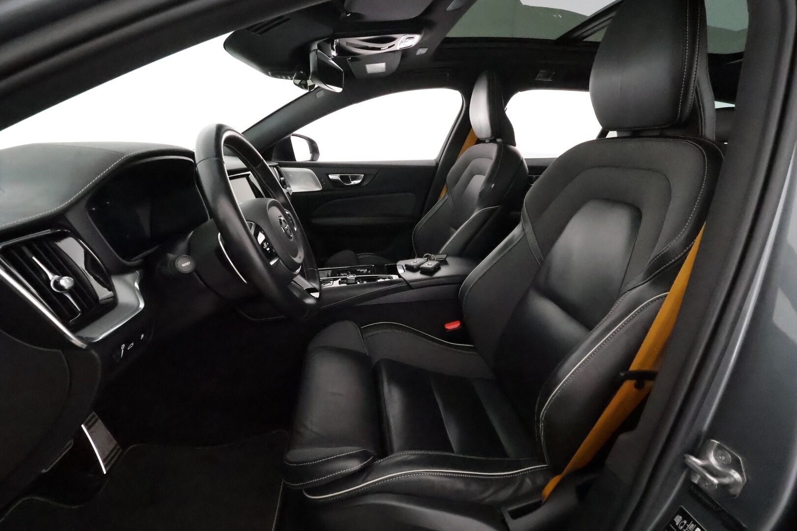 Volvo V60 2020 T8 TwE AWD Business Polestar aut **Panorama / Muistipenkki / Bowers&Wilkins / Webasto / Koukku / KeylessGo / P.kamera** - 3,99 % KORKOTARJOUS TÄHÄN AUTOON - Suomi-auto / Kahdet renkaat aluvanteilla