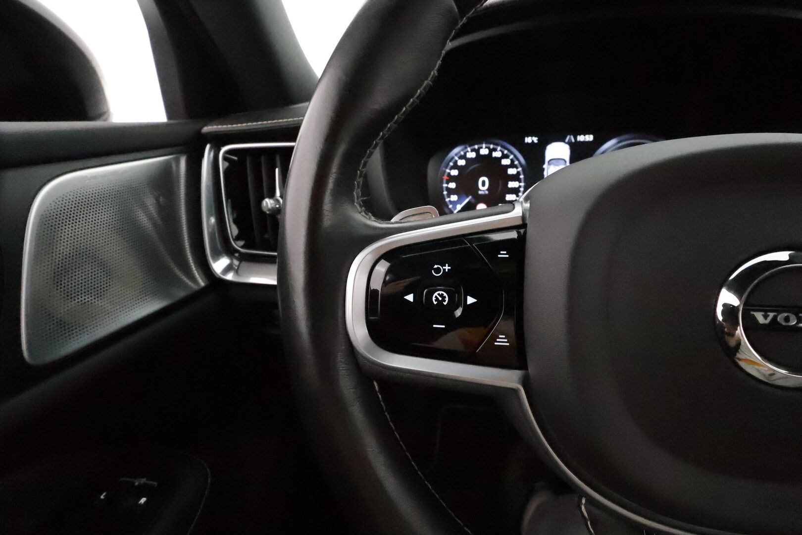 Volvo V60 2020 T8 TwE AWD Business Polestar aut **Panorama / Muistipenkki / Bowers&Wilkins / Webasto / Koukku / KeylessGo / P.kamera** - 3,99 % KORKOTARJOUS TÄHÄN AUTOON - Suomi-auto / Kahdet renkaat aluvanteilla