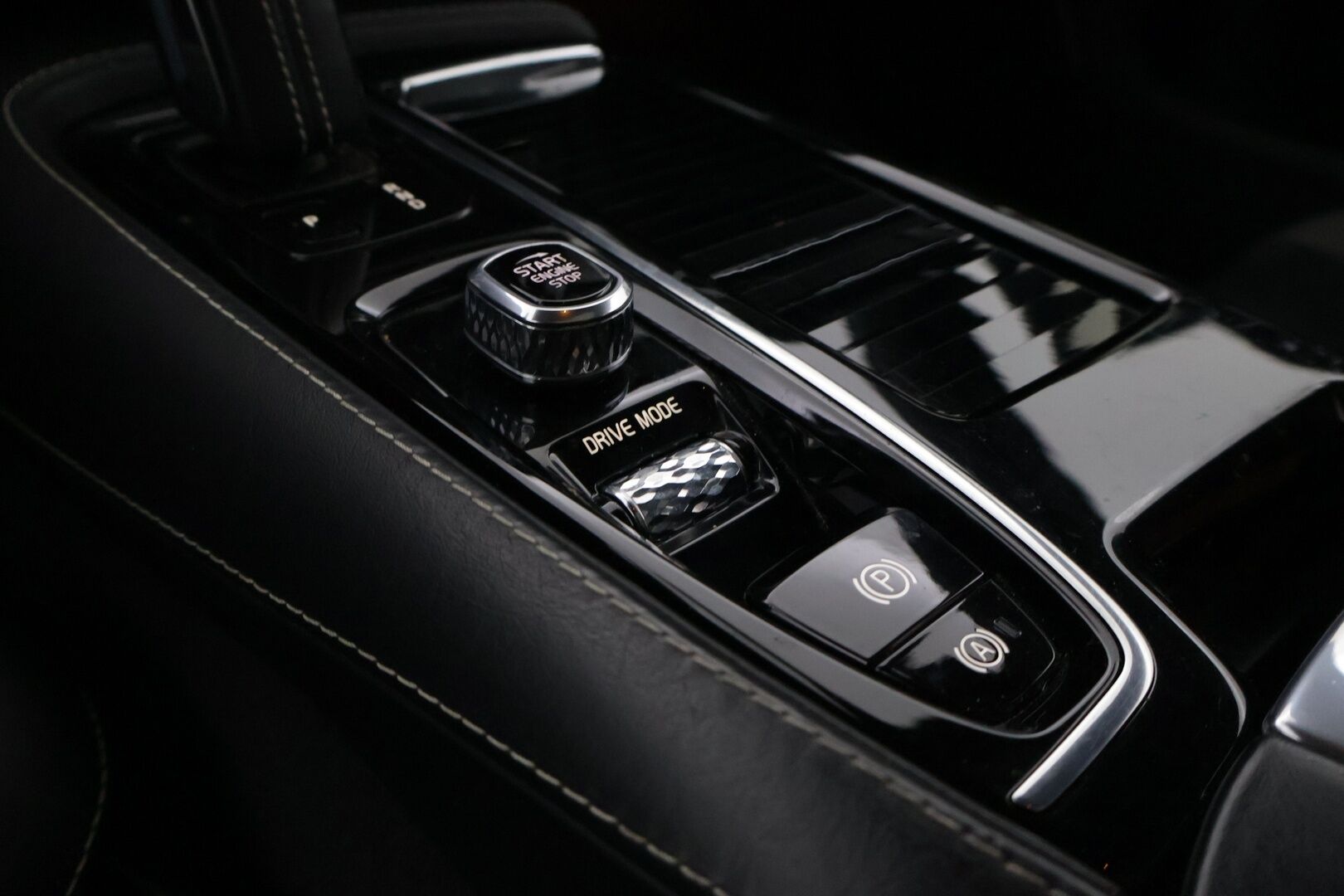 Volvo V60 2020 T8 TwE AWD R-Design Polestar Engineered aut *Bowers&Wilkins / Webasto / ACC / Panoraama / Koukku / P.kamera / BLIS / VOC* - Suomi-auto / Öhlins-alusta / Muistipenkki / Keltaiset turvavyöt / Parkkitutkat