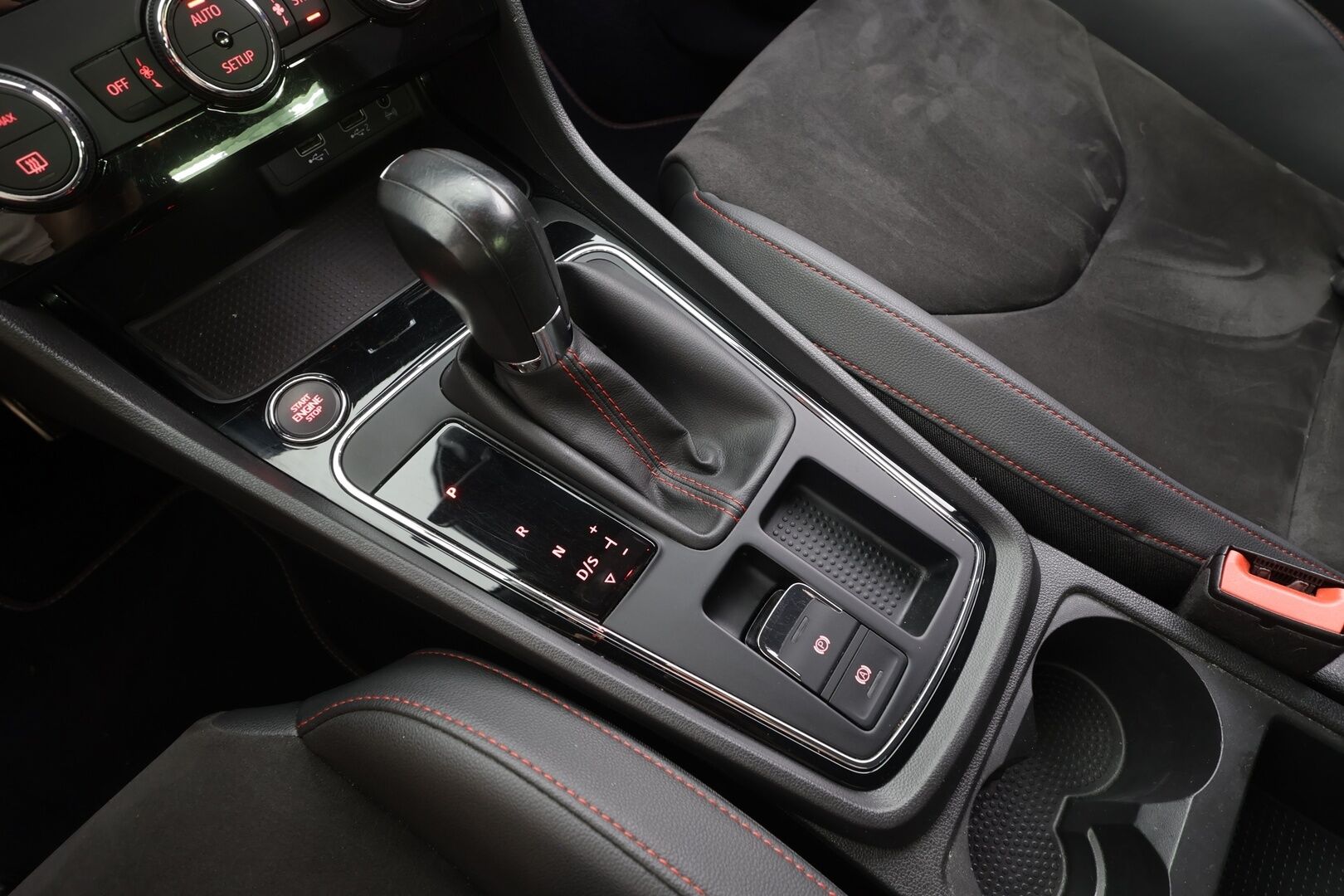 Seat Leon 2020 1,5 TSI 150 EVO FR Business Class DSG - | ACC | Koukku | Digimittaristo | Nahka-Alcantara | LED | Lane Assist | P.tutkat | Keyless | Full Link | Navi | Urheilualusta | 2x renkaat aluin | 
