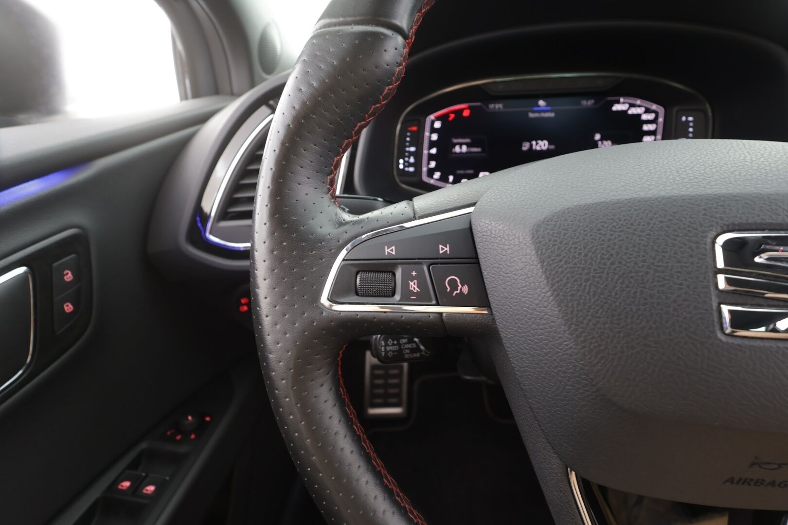 Seat Leon 2020 1,5 TSI 150 EVO FR Business Class DSG - | ACC | Koukku | Digimittaristo | Nahka-Alcantara | LED | Lane Assist | P.tutkat | Keyless | Full Link | Navi | Urheilualusta | 2x renkaat aluin | 