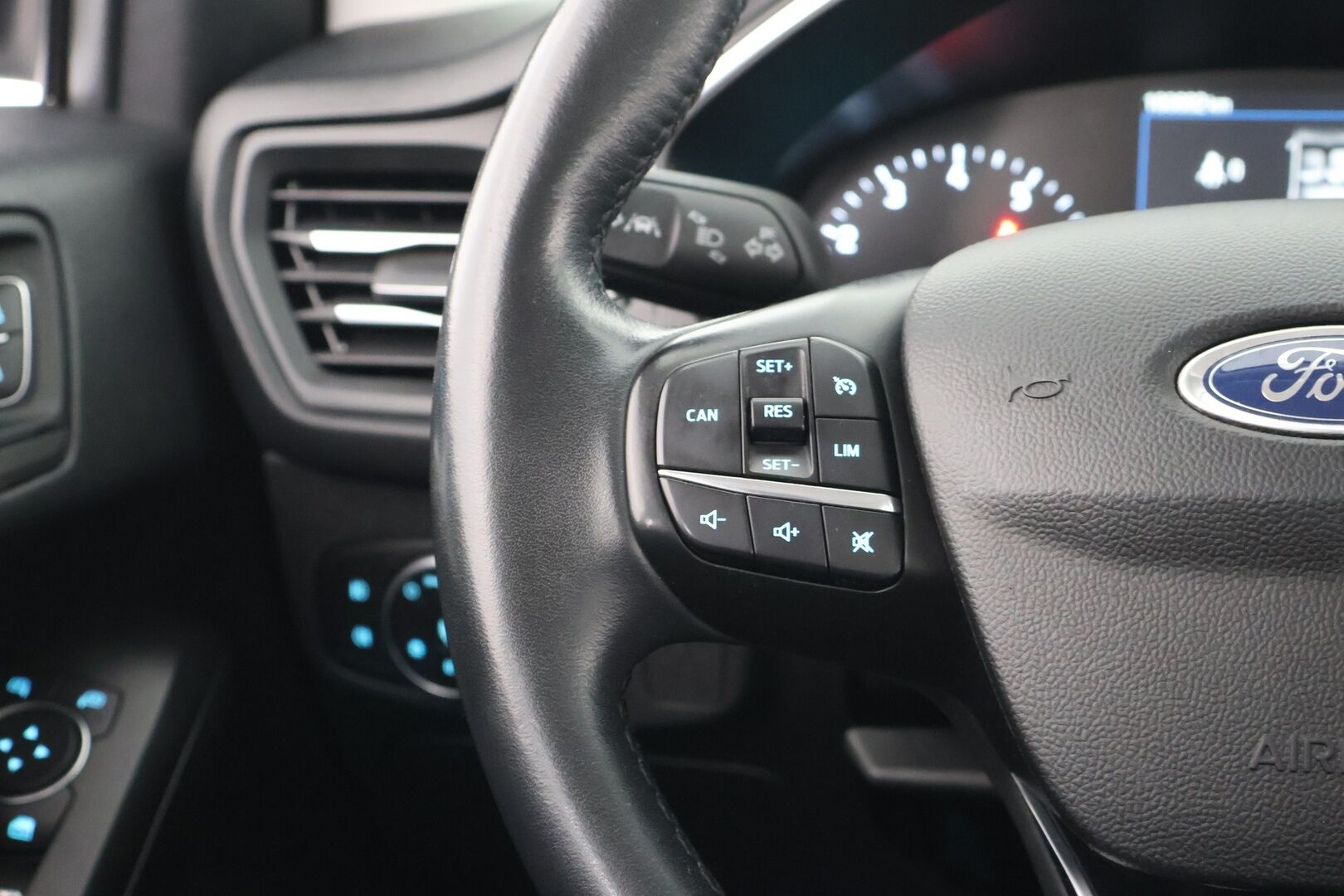 Ford Focus 2020 1,0 EcoBoost 125hv M6 Titanium Wagon - | Suomi-auto | Webasto | KeyLessGo | Vetokoukku | LED-ajovalot | 