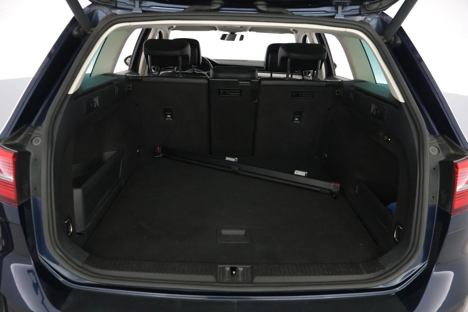 Volkswagen Passat 2016 Variant GTE Plug-In Hybrid 160 kW (218 hv) *ACC / Webasto / Ergocomfort Nahkapenkit / Vetokoukku / Peruutuskamera* - *Kattava huoltohistoria / Viim huolto 10/25 / 2x Latauskaapelit / 2x Renkaat & Aluvanteet* - HULLU BLACKWEEK KORKOTARJOUS 2,49%