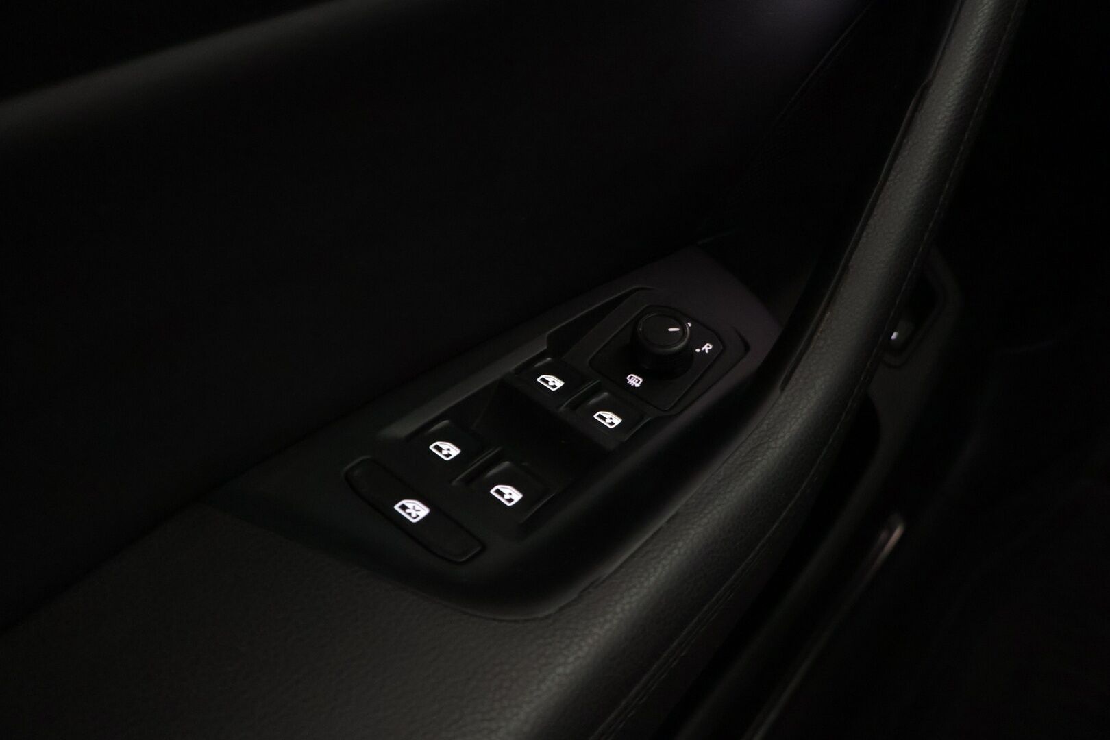 Volkswagen Passat 2016 Variant GTE Plug-In Hybrid 160 kW (218 hv) *ACC / Webasto / Ergocomfort Nahkapenkit / Vetokoukku / Peruutuskamera* - *Kattava huoltohistoria / Viim huolto 10/25 / 2x Latauskaapelit / 2x Renkaat & Aluvanteet* - HULLU BLACKWEEK KORKOTARJOUS 2,49%