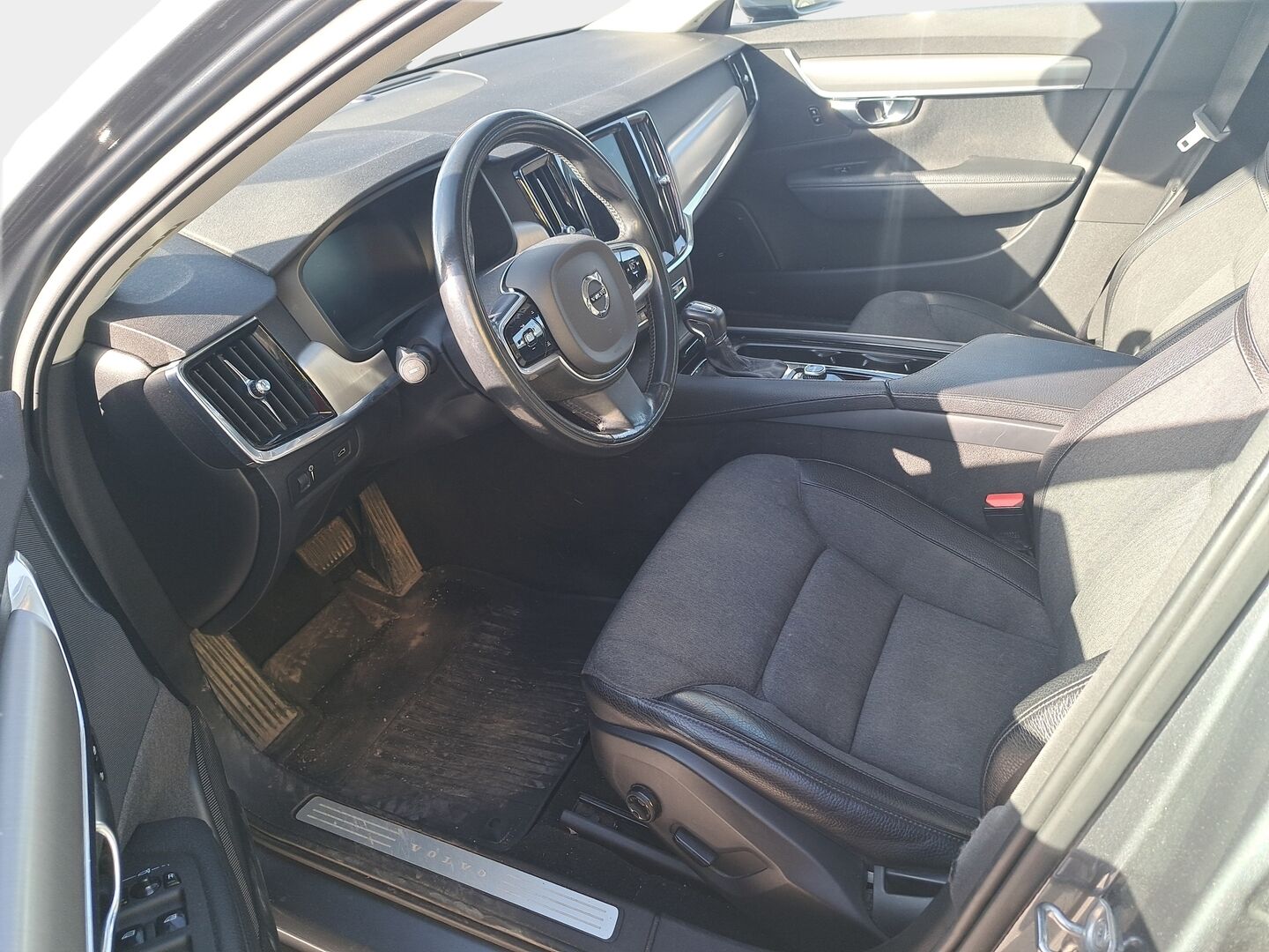 Volvo V90 2017 T5 Bi-Fuel Momentum * Webasto / Adapt.Vakkari / Vetokoukku / Peruutuskamera / High Perf Audio / Navi / Puolinahat / Siisti! - 2x Renkaat Aluvantein / Jakopää tehty / Isommalla bensatankilla!