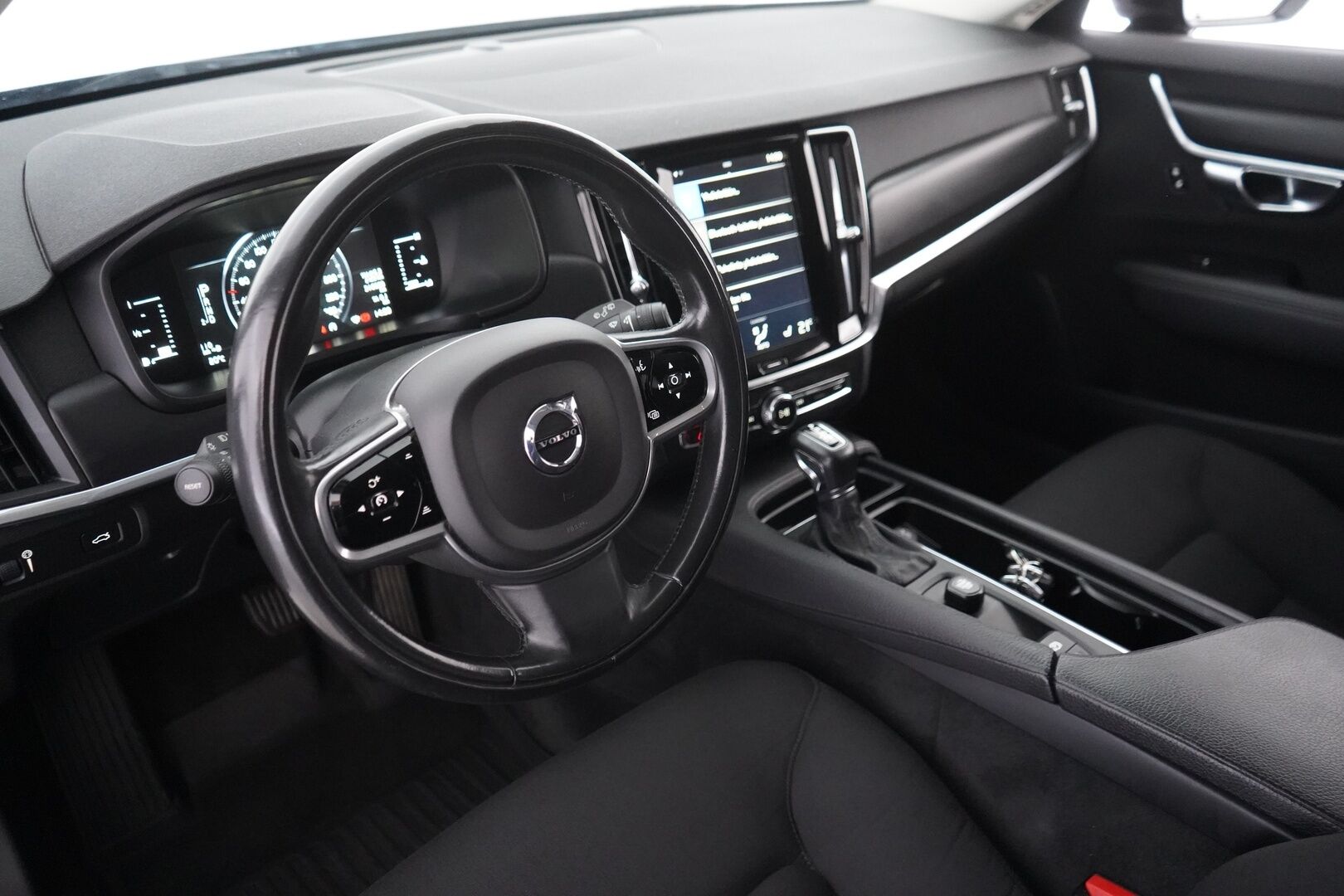 Volvo V90 2017 D3 Momentum aut - KATSO MIHIN HINTAAN! | Autopilot | Kahdet renkaat | Webasto | VOC | Jakopää 2.2026