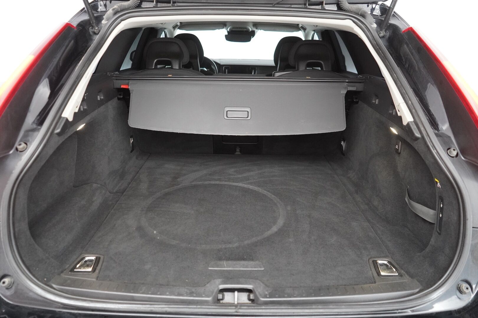 Volvo V90 2017 D3 Momentum aut - KATSO MIHIN HINTAAN! | Autopilot | Kahdet renkaat | Webasto | VOC | Jakopää 2.2026