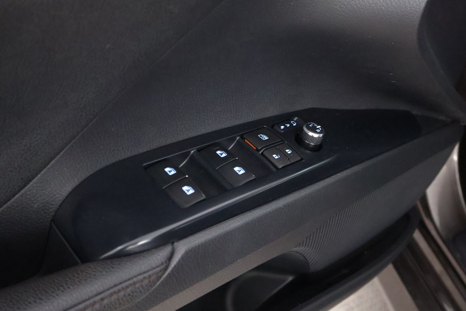 Toyota Camry 2020 2,5 Hybrid Active - 3,99 % KORKOTARJOUS TÄHÄN AUTOON 31.8. ASTI! - 1Om Suomiauto / Adapt.Vakkari / Nahkasisusta / Peruutuskamera / Bi-LED / Sähköpenkit / Huippuvarusteet!
