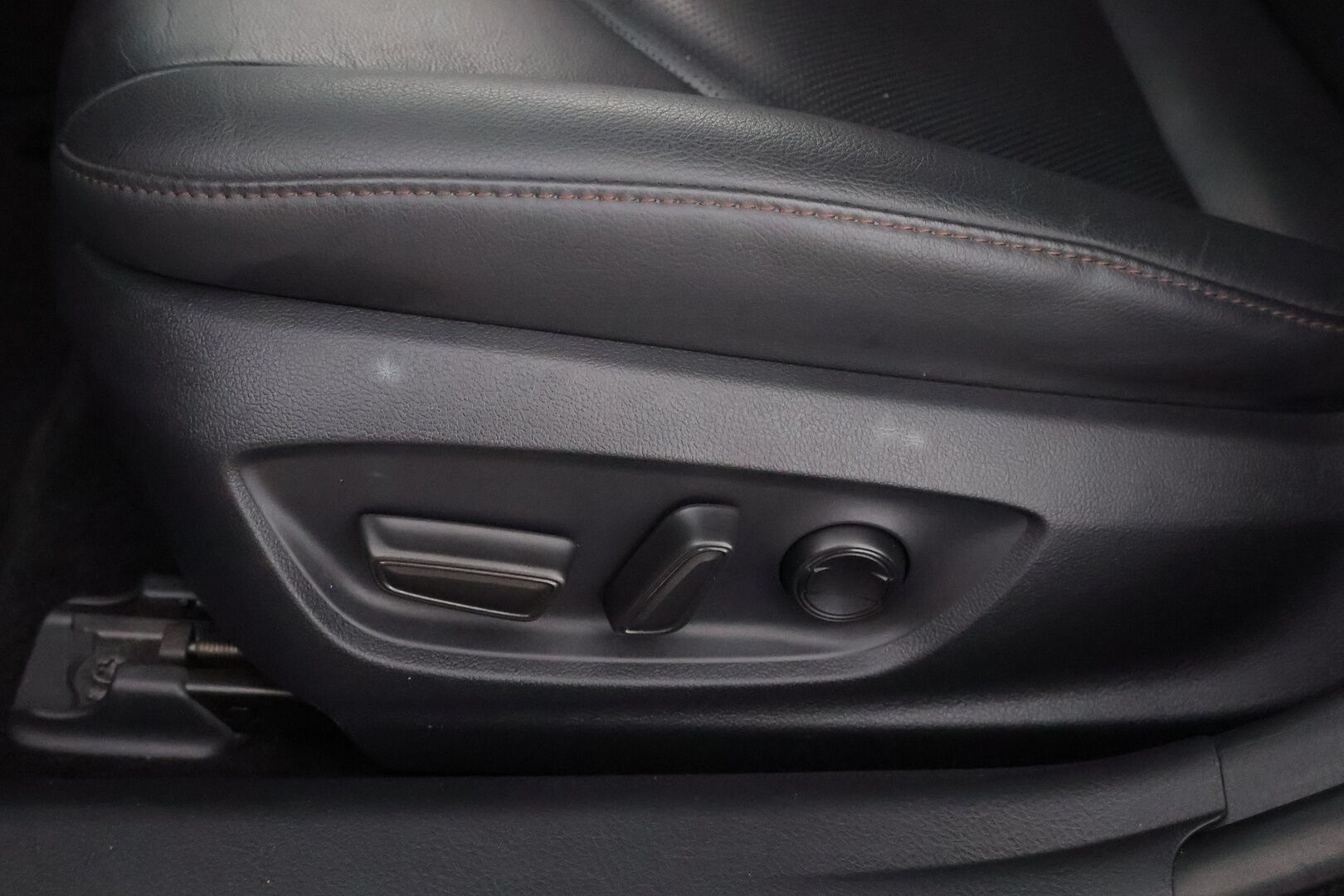 Toyota Camry 2020 2,5 Hybrid Active - 3,99 % KORKOTARJOUS TÄHÄN AUTOON 31.8. ASTI! - 1Om Suomiauto / Adapt.Vakkari / Nahkasisusta / Peruutuskamera / Bi-LED / Sähköpenkit / Huippuvarusteet!