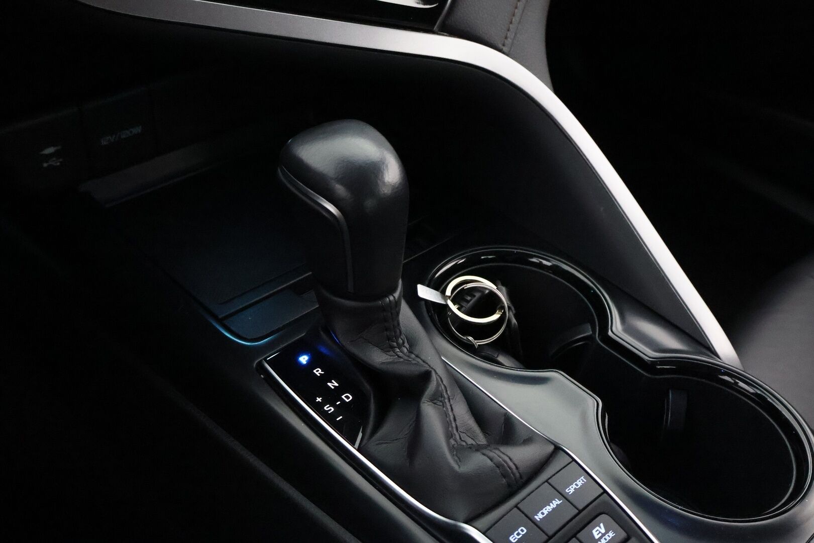 Toyota Camry 2020 2,5 Hybrid Active - 3,99 % KORKOTARJOUS TÄHÄN AUTOON 31.8. ASTI! - 1Om Suomiauto / Adapt.Vakkari / Nahkasisusta / Peruutuskamera / Bi-LED / Sähköpenkit / Huippuvarusteet!