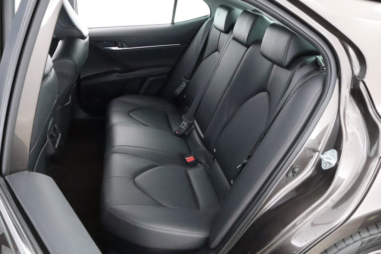 Toyota Camry 2020 2,5 Hybrid Active - 3,99 % KORKOTARJOUS TÄHÄN AUTOON 31.8. ASTI! - 1Om Suomiauto / Adapt.Vakkari / Nahkasisusta / Peruutuskamera / Bi-LED / Sähköpenkit / Huippuvarusteet!