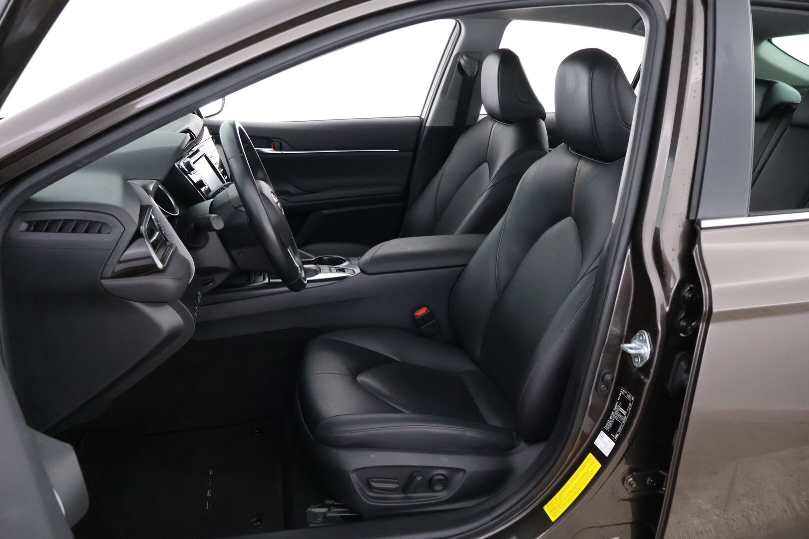 Toyota Camry 2020 2,5 Hybrid Active - 3,99 % KORKOTARJOUS TÄHÄN AUTOON 31.8. ASTI! - 1Om Suomiauto / Adapt.Vakkari / Nahkasisusta / Peruutuskamera / Bi-LED / Sähköpenkit / Huippuvarusteet!
