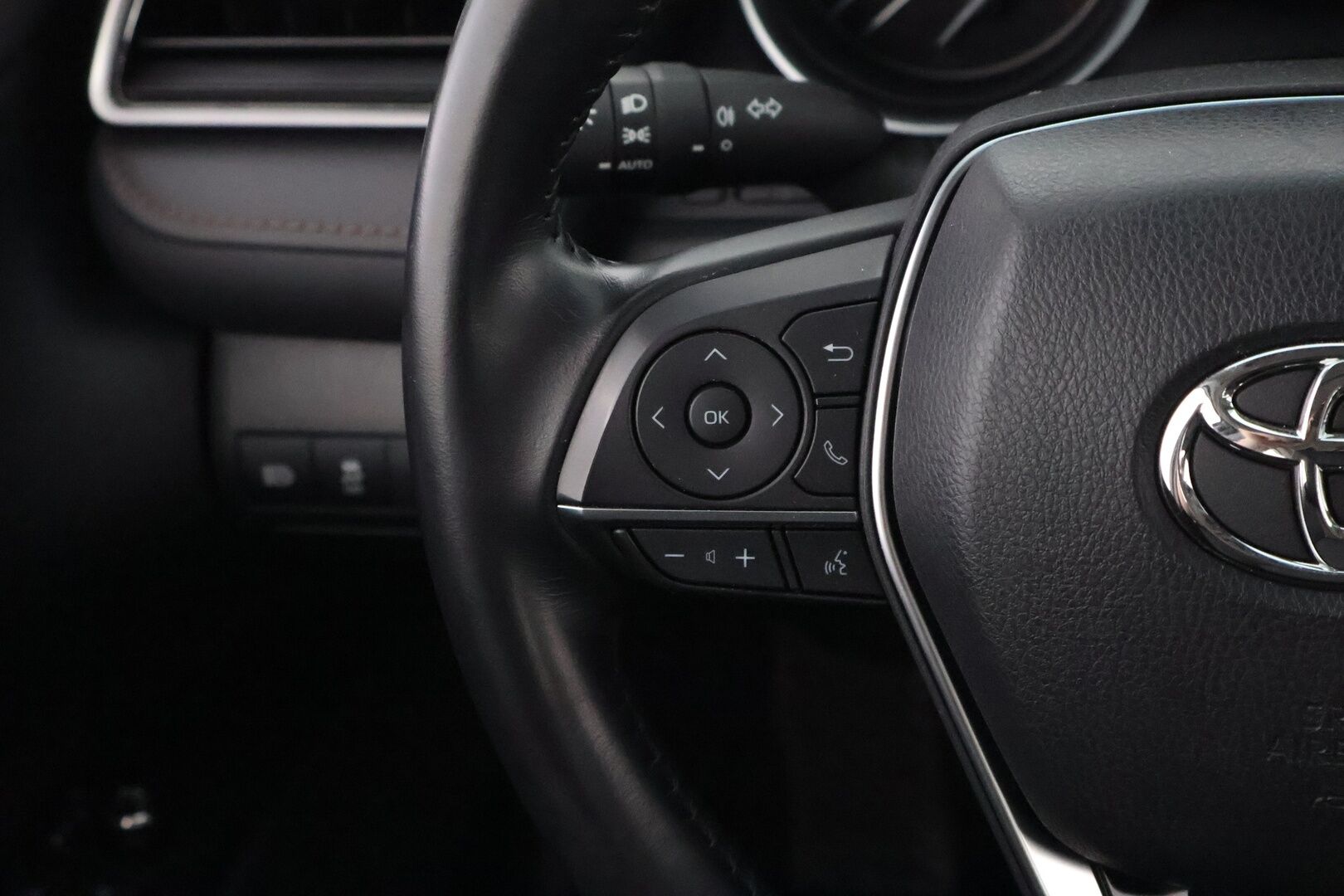 Toyota Camry 2020 2,5 Hybrid Active - 3,99 % KORKOTARJOUS TÄHÄN AUTOON 31.8. ASTI! - 1Om Suomiauto / Adapt.Vakkari / Nahkasisusta / Peruutuskamera / Bi-LED / Sähköpenkit / Huippuvarusteet!