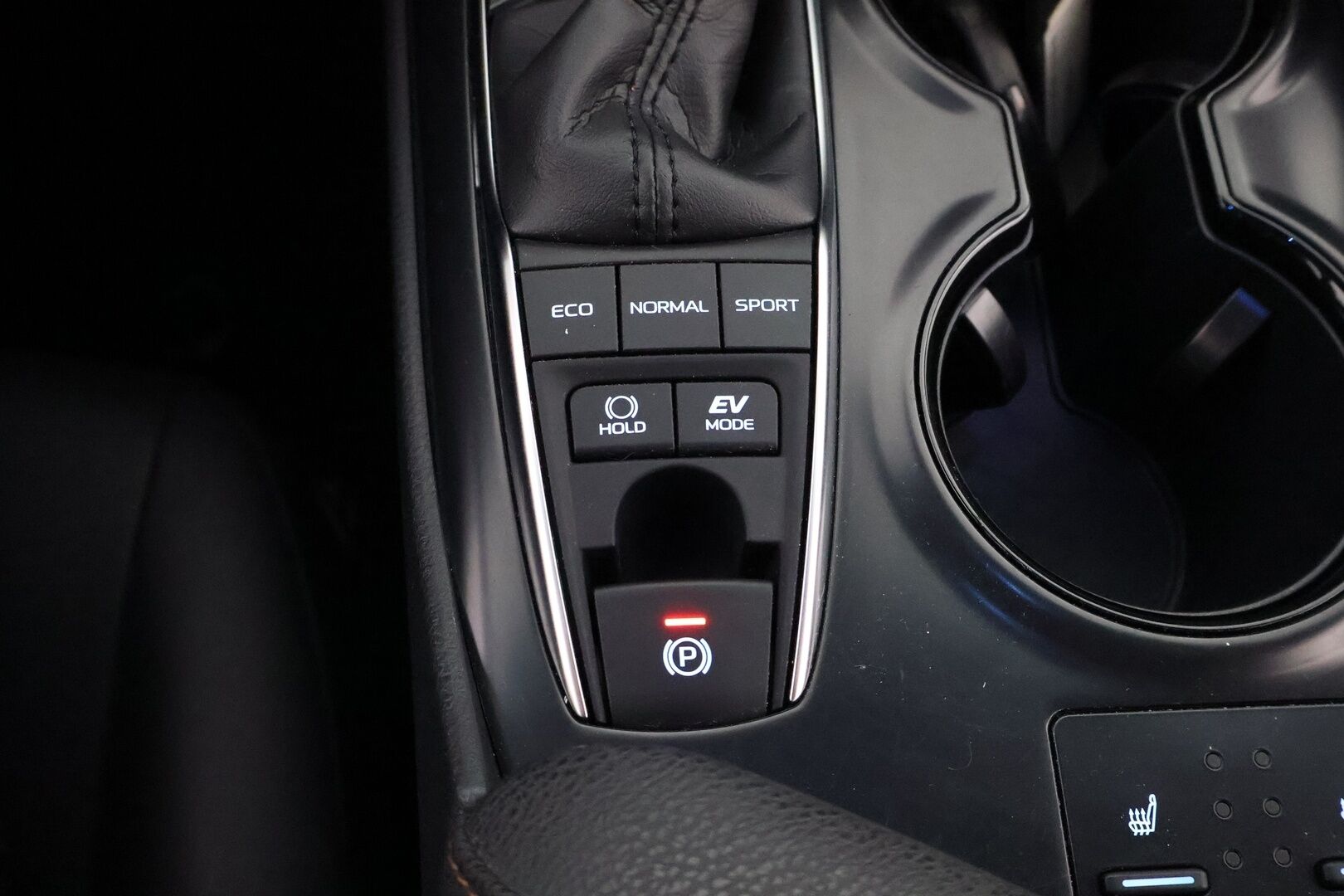 Toyota Camry 2020 2,5 Hybrid Active - 3,99 % KORKOTARJOUS TÄHÄN AUTOON 31.8. ASTI! - 1Om Suomiauto / Adapt.Vakkari / Nahkasisusta / Peruutuskamera / Bi-LED / Sähköpenkit / Huippuvarusteet!