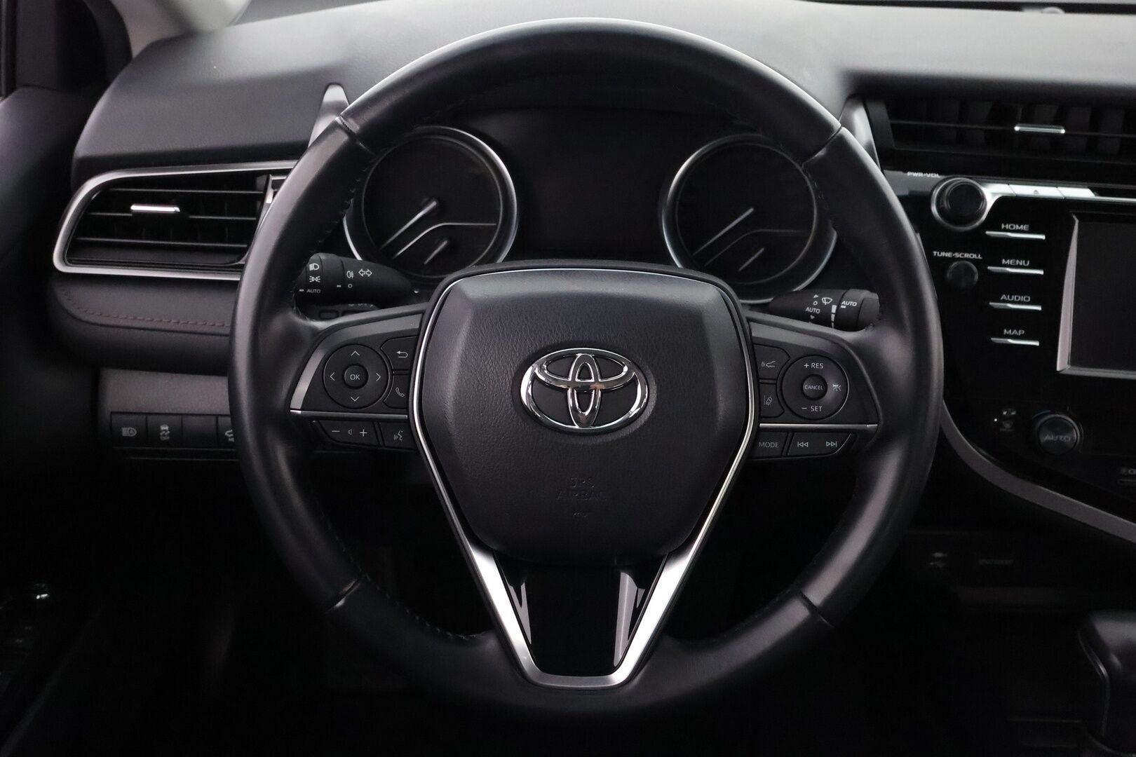 Toyota Camry 2020 2,5 Hybrid Active - 3,99 % KORKOTARJOUS TÄHÄN AUTOON 31.8. ASTI! - 1Om Suomiauto / Adapt.Vakkari / Nahkasisusta / Peruutuskamera / Bi-LED / Sähköpenkit / Huippuvarusteet!
