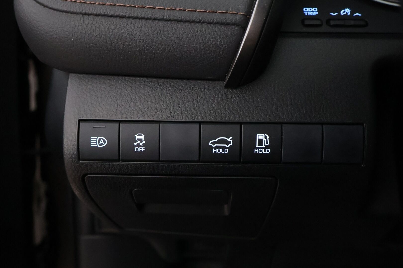 Toyota Camry 2020 2,5 Hybrid Active - 3,99 % KORKOTARJOUS TÄHÄN AUTOON 31.8. ASTI! - 1Om Suomiauto / Adapt.Vakkari / Nahkasisusta / Peruutuskamera / Bi-LED / Sähköpenkit / Huippuvarusteet!