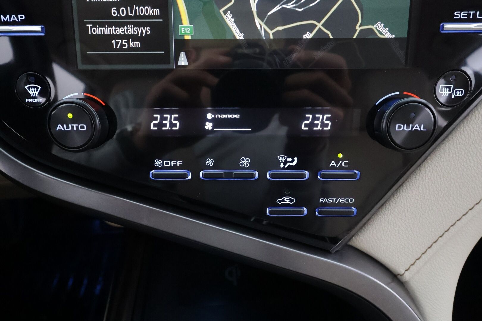 Toyota Camry 2020 2,5 Hybrid Style Business * ACC / P.kamera / Webasto / LED / Navi / Sähköpenkit / Keyless / Vaaleat nahat * - Suomi-auto / Kahdet renkaat aluvanteilla / Merkkihuollettu