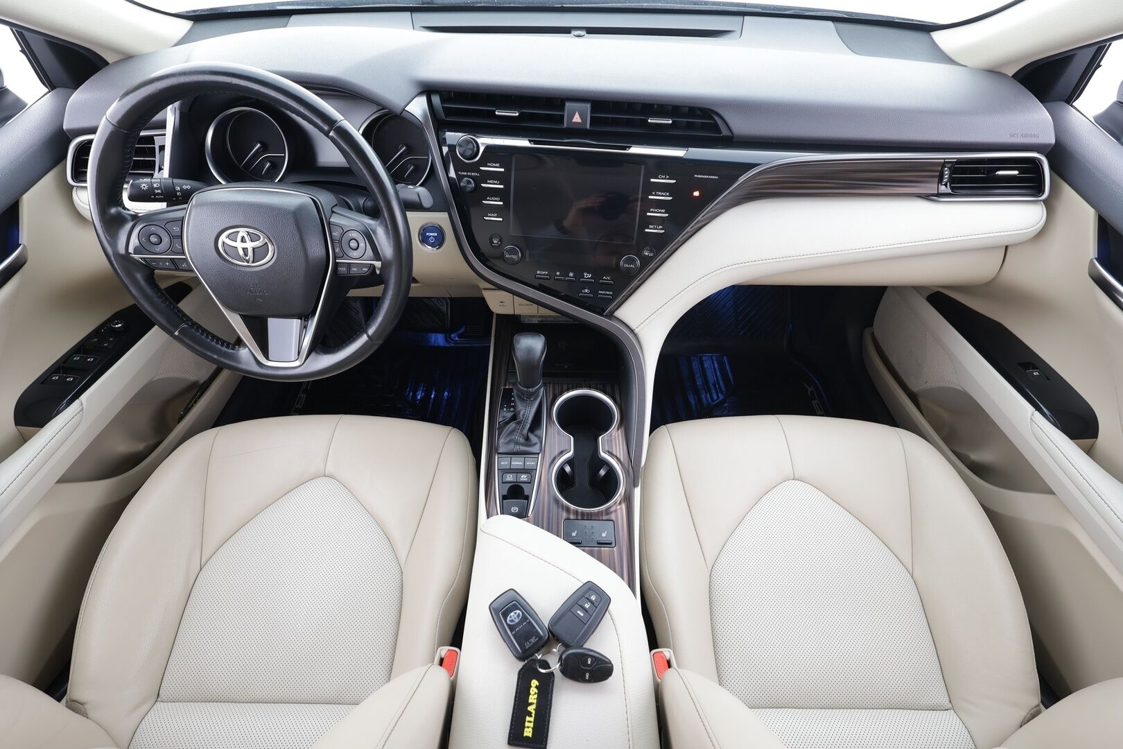 Toyota Camry 2020 2,5 Hybrid Style Business * ACC / P.kamera / Webasto / LED / Navi / Sähköpenkit / Keyless / Vaaleat nahat * - Suomi-auto / Kahdet renkaat aluvanteilla / Merkkihuollettu