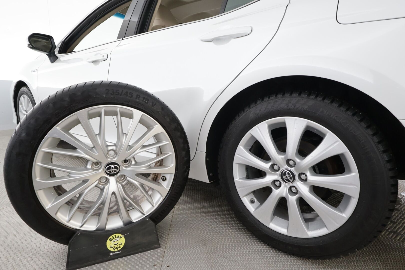 Toyota Camry 2020 2,5 Hybrid Style Business * ACC / P.kamera / Webasto / LED / Navi / Sähköpenkit / Keyless / Vaaleat nahat * - Suomi-auto / Kahdet renkaat aluvanteilla / Merkkihuollettu
