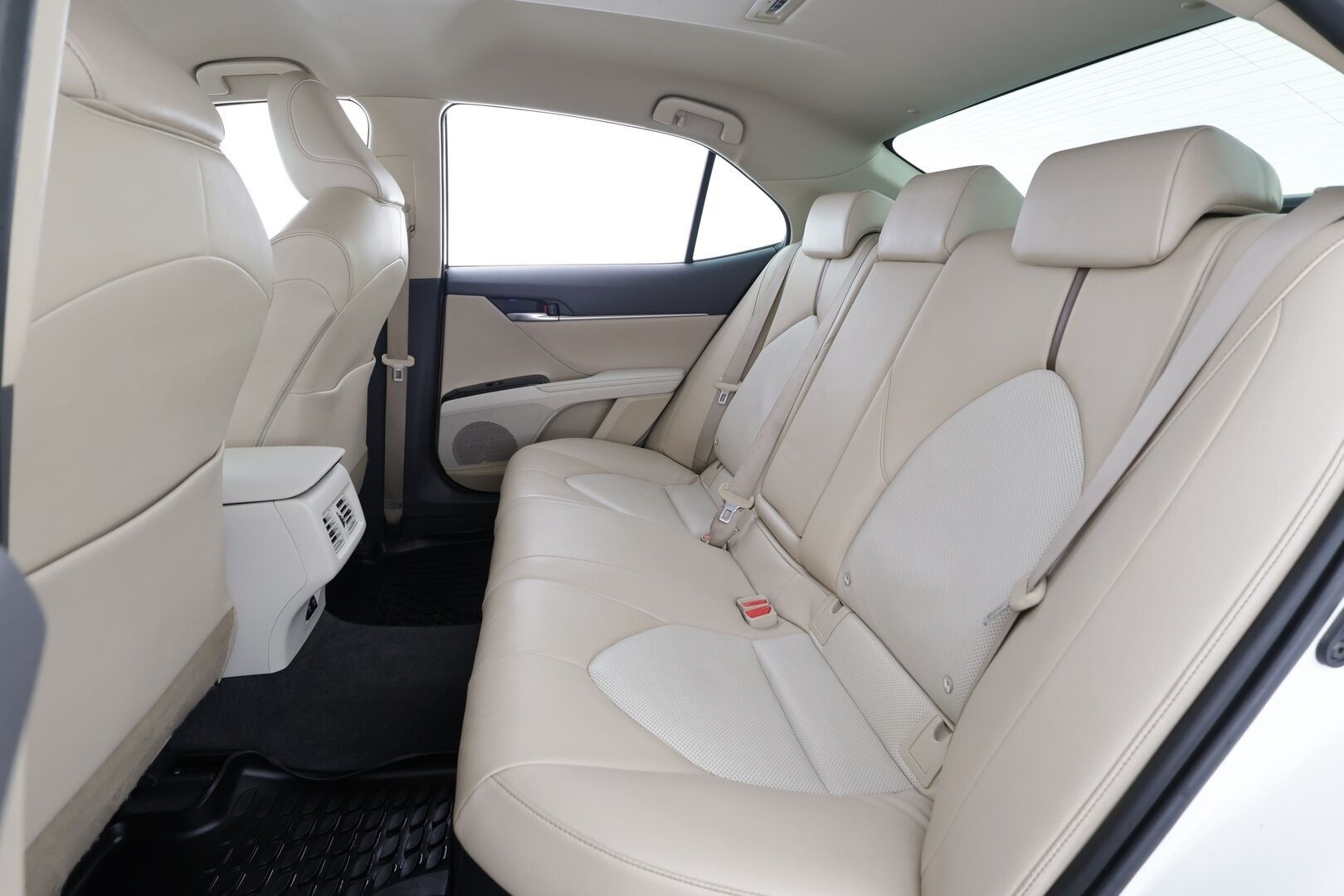 Toyota Camry 2020 2,5 Hybrid Style Business * ACC / P.kamera / Webasto / LED / Navi / Sähköpenkit / Keyless / Vaaleat nahat * - Suomi-auto / Kahdet renkaat aluvanteilla / Merkkihuollettu