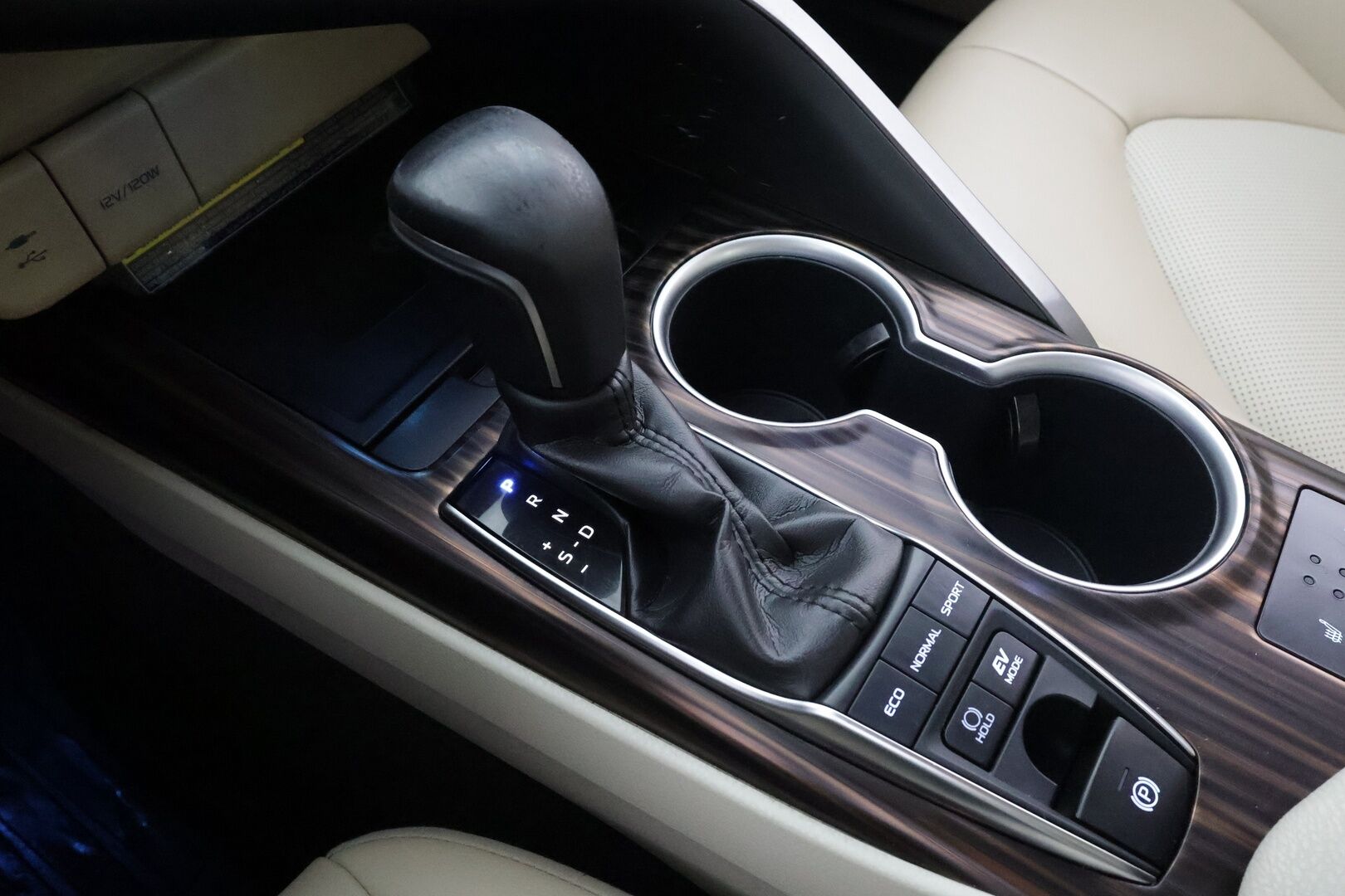 Toyota Camry 2020 2,5 Hybrid Style Business * ACC / P.kamera / Webasto / LED / Navi / Sähköpenkit / Keyless / Vaaleat nahat * - Suomi-auto / Kahdet renkaat aluvanteilla / Merkkihuollettu