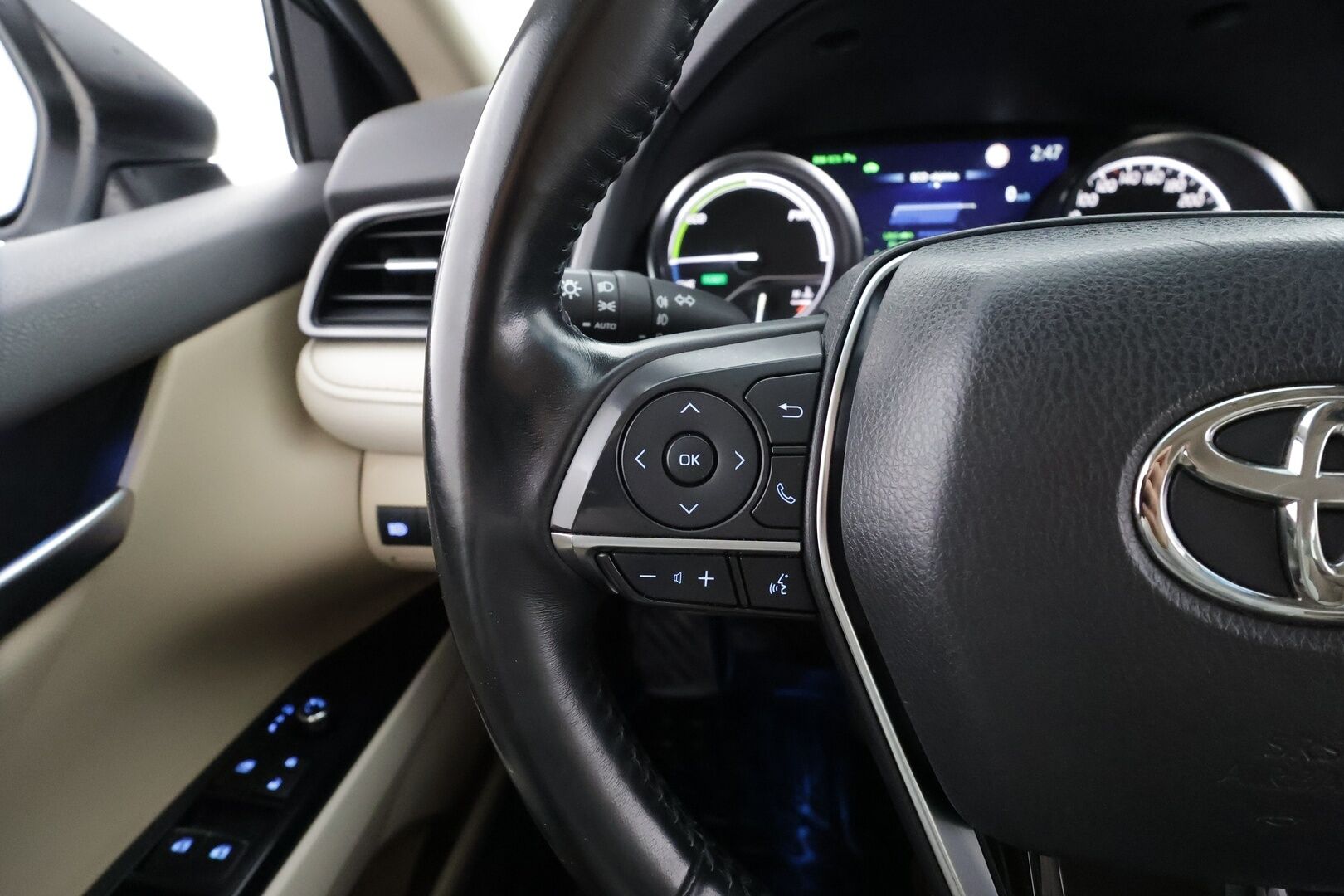 Toyota Camry 2020 2,5 Hybrid Style Business * ACC / P.kamera / Webasto / LED / Navi / Sähköpenkit / Keyless / Vaaleat nahat * - Suomi-auto / Kahdet renkaat aluvanteilla / Merkkihuollettu