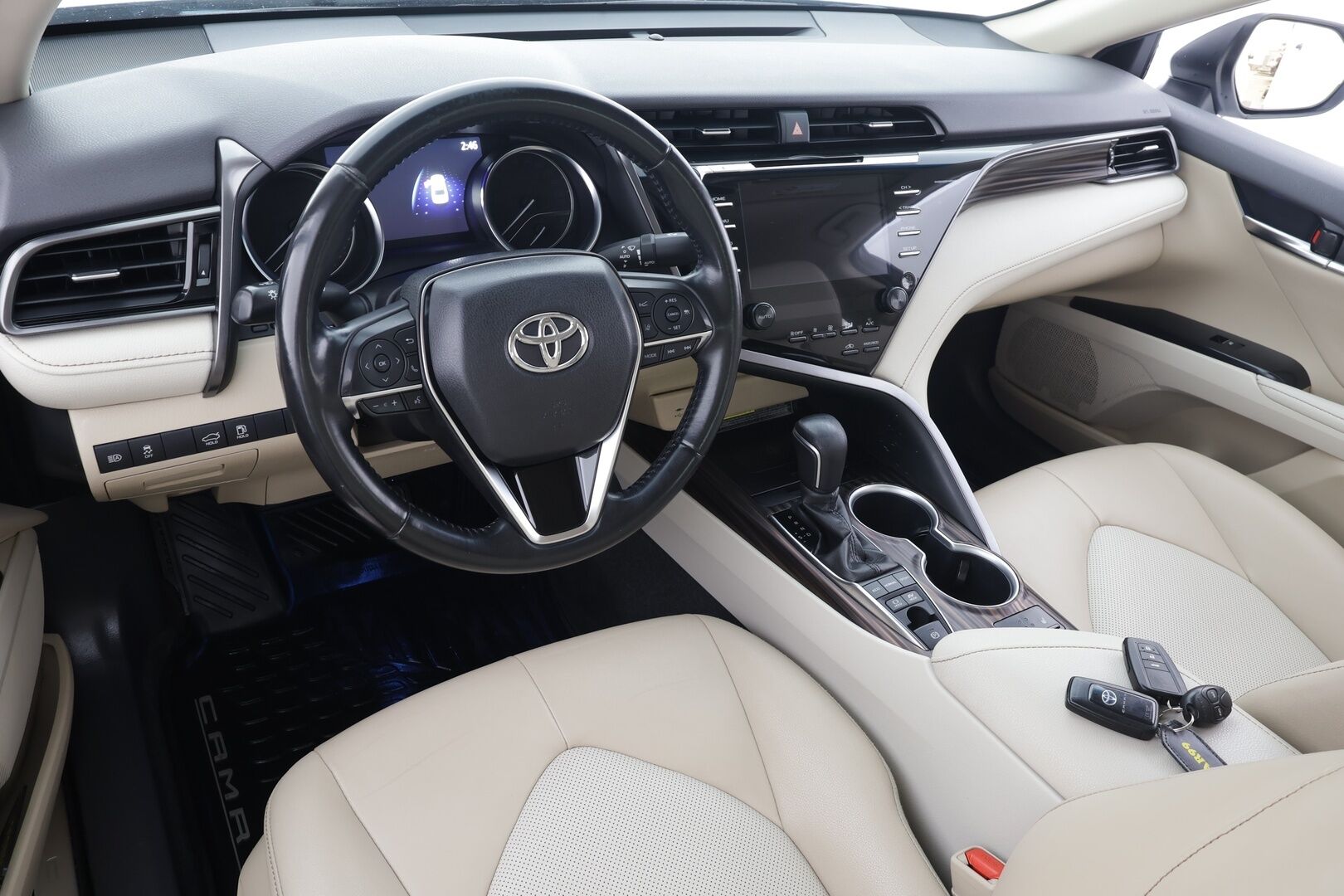 Toyota Camry 2020 2,5 Hybrid Style Business * ACC / P.kamera / Webasto / LED / Navi / Sähköpenkit / Keyless / Vaaleat nahat * - Suomi-auto / Kahdet renkaat aluvanteilla / Merkkihuollettu