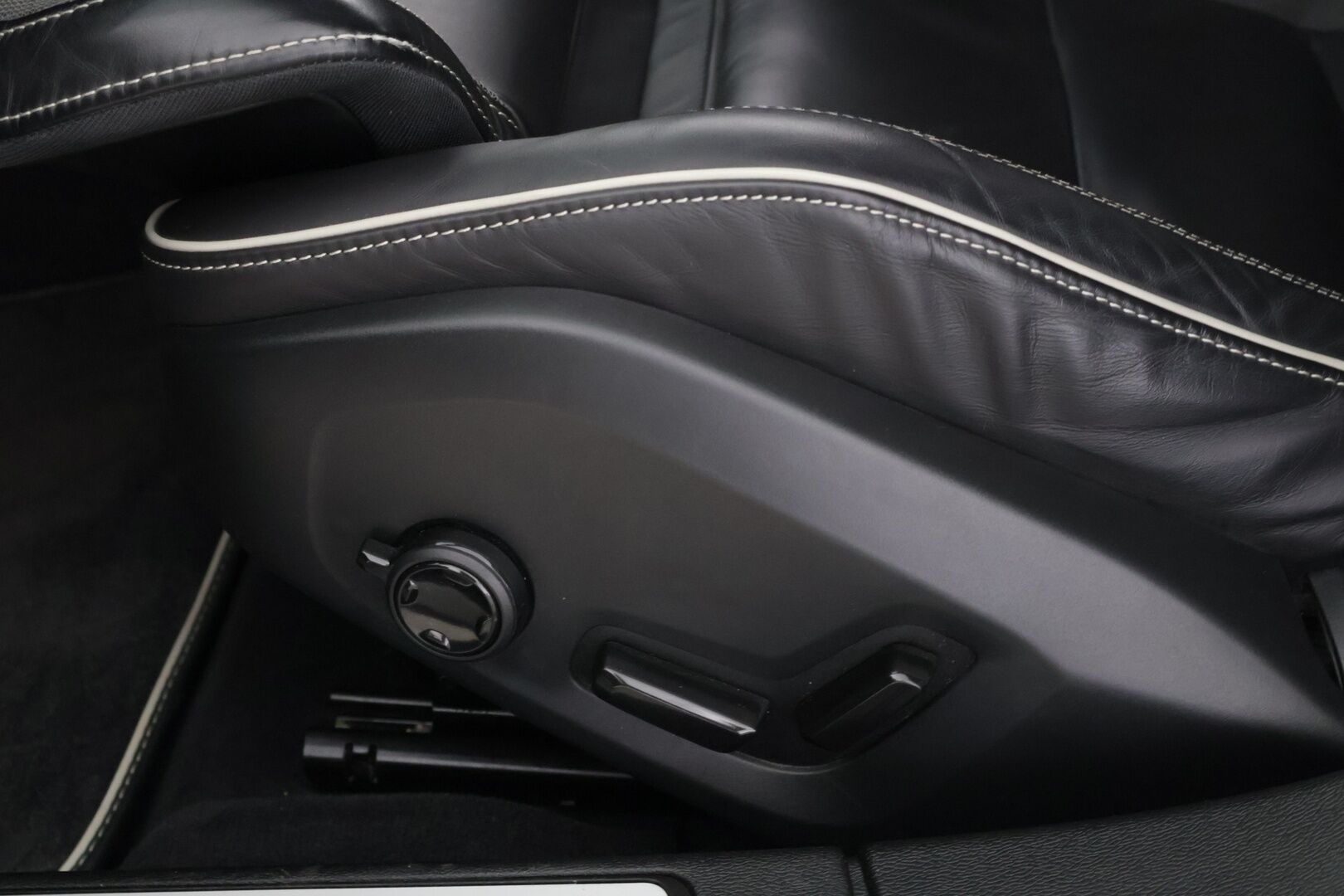 Volvo S60 2020 S60 T5 AWD Business R-Design aut - 3,99 % KORKOTARJOUS TÄHÄN AUTOON - *Heicon putkisto / R-Design / H&K / 360 kamera / BLIS / Pillot assist / Adapt. vakkari / High Beam*