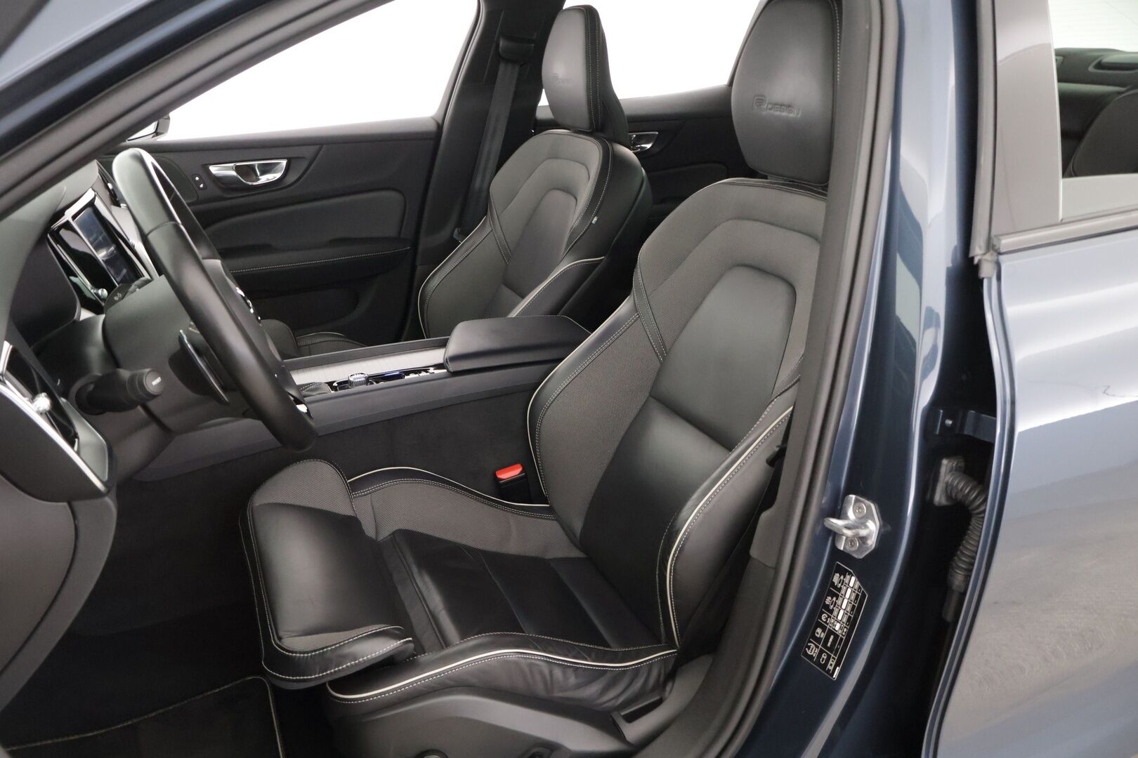 Volvo S60 2020 S60 T5 AWD Business R-Design aut - 3,99 % KORKOTARJOUS TÄHÄN AUTOON - *Heicon putkisto / R-Design / H&K / 360 kamera / BLIS / Pillot assist / Adapt. vakkari / High Beam*