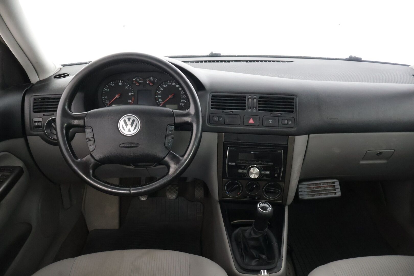 Volkswagen Bora 2005 4D BORA SEDAN 1.6-1J/250 - Auto myydään huutokaupatcomissa iän ja kilometrien vuoksi.