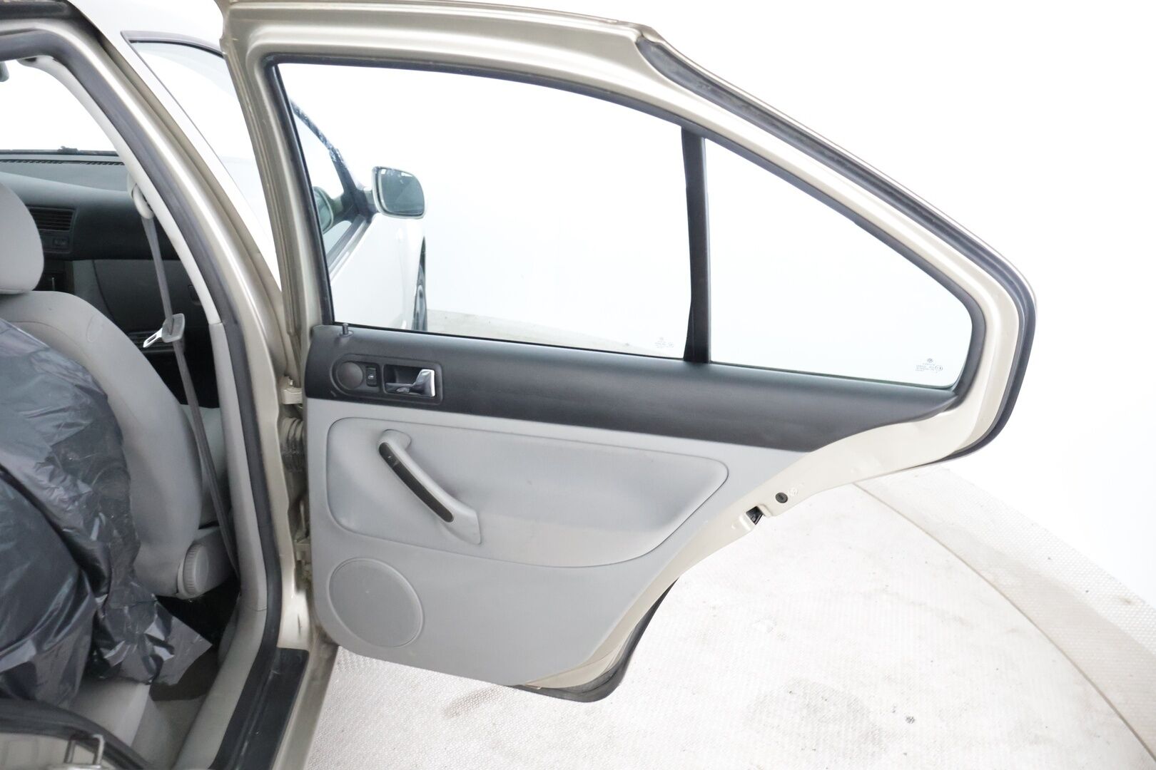 Volkswagen Bora 2005 4D BORA SEDAN 1.6-1J/250 - Auto myydään huutokaupatcomissa iän ja kilometrien vuoksi.