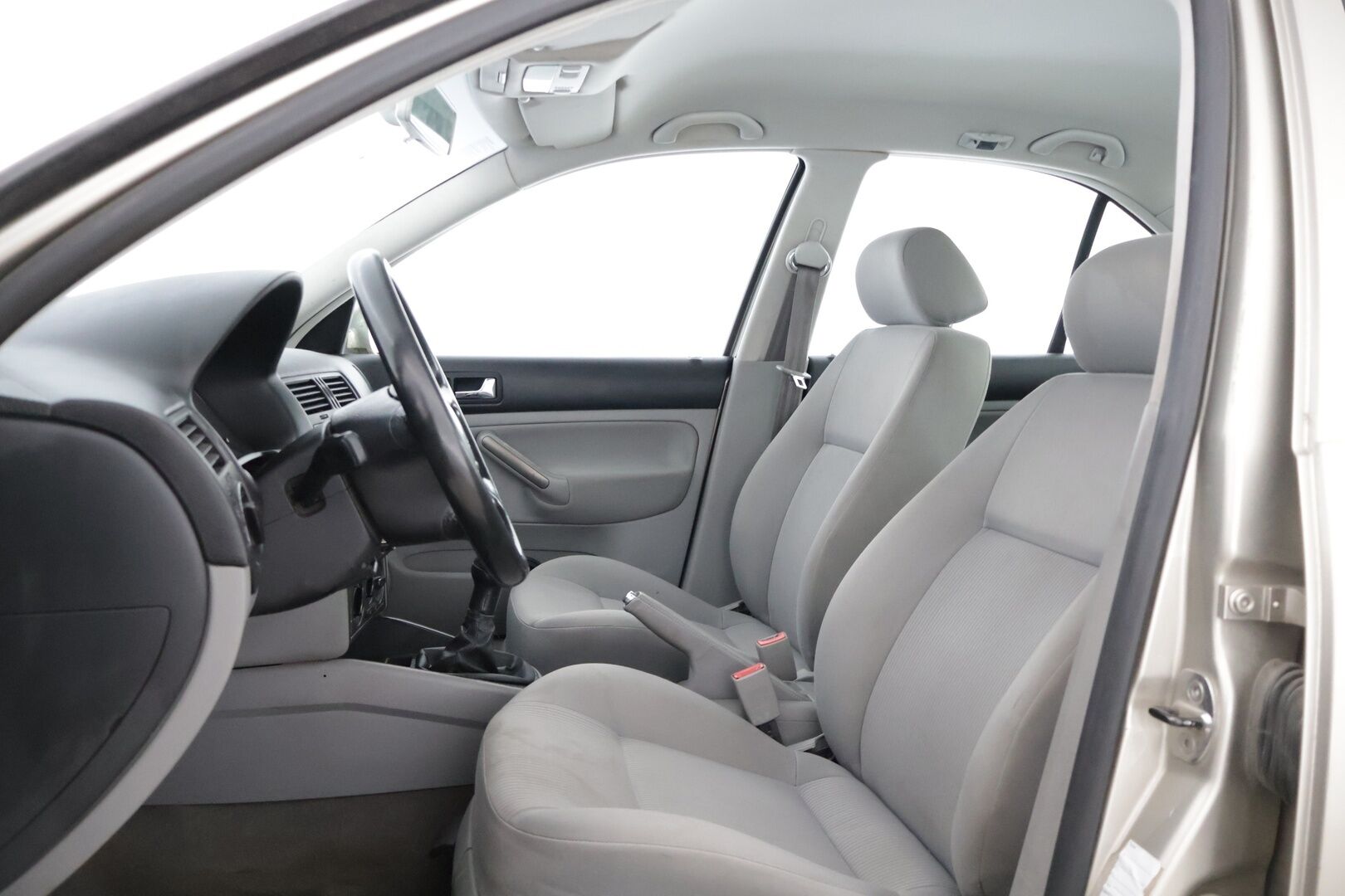 Volkswagen Bora 2005 4D BORA SEDAN 1.6-1J/250 - Auto myydään huutokaupatcomissa iän ja kilometrien vuoksi.