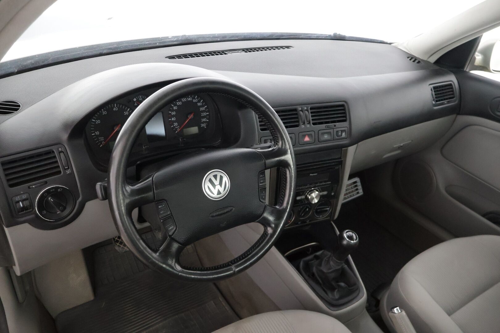 Volkswagen Bora 2005 4D BORA SEDAN 1.6-1J/250 - Auto myydään huutokaupatcomissa iän ja kilometrien vuoksi.